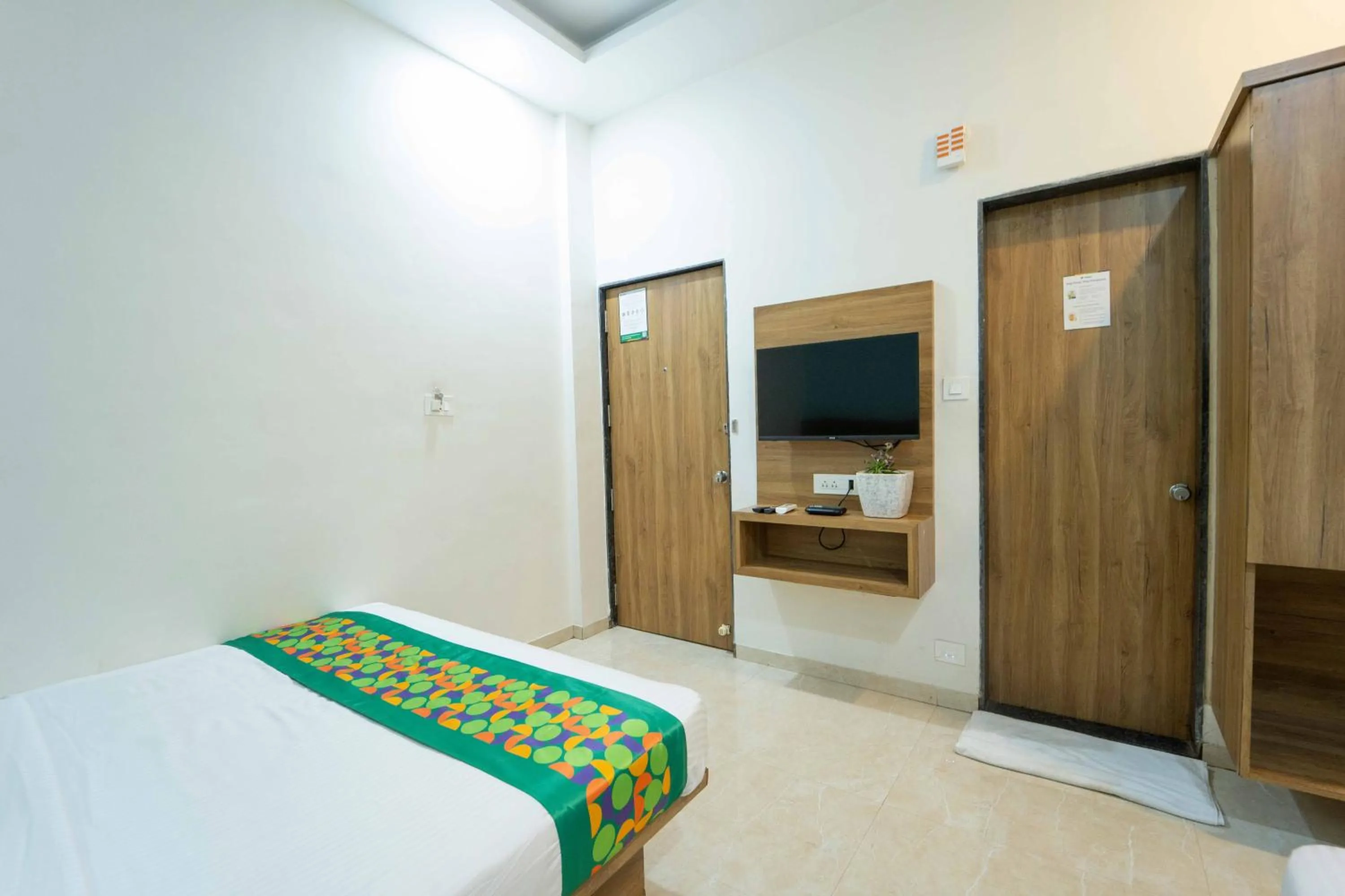 Bedroom, Bed in Treebo Winter Town Venna Lake