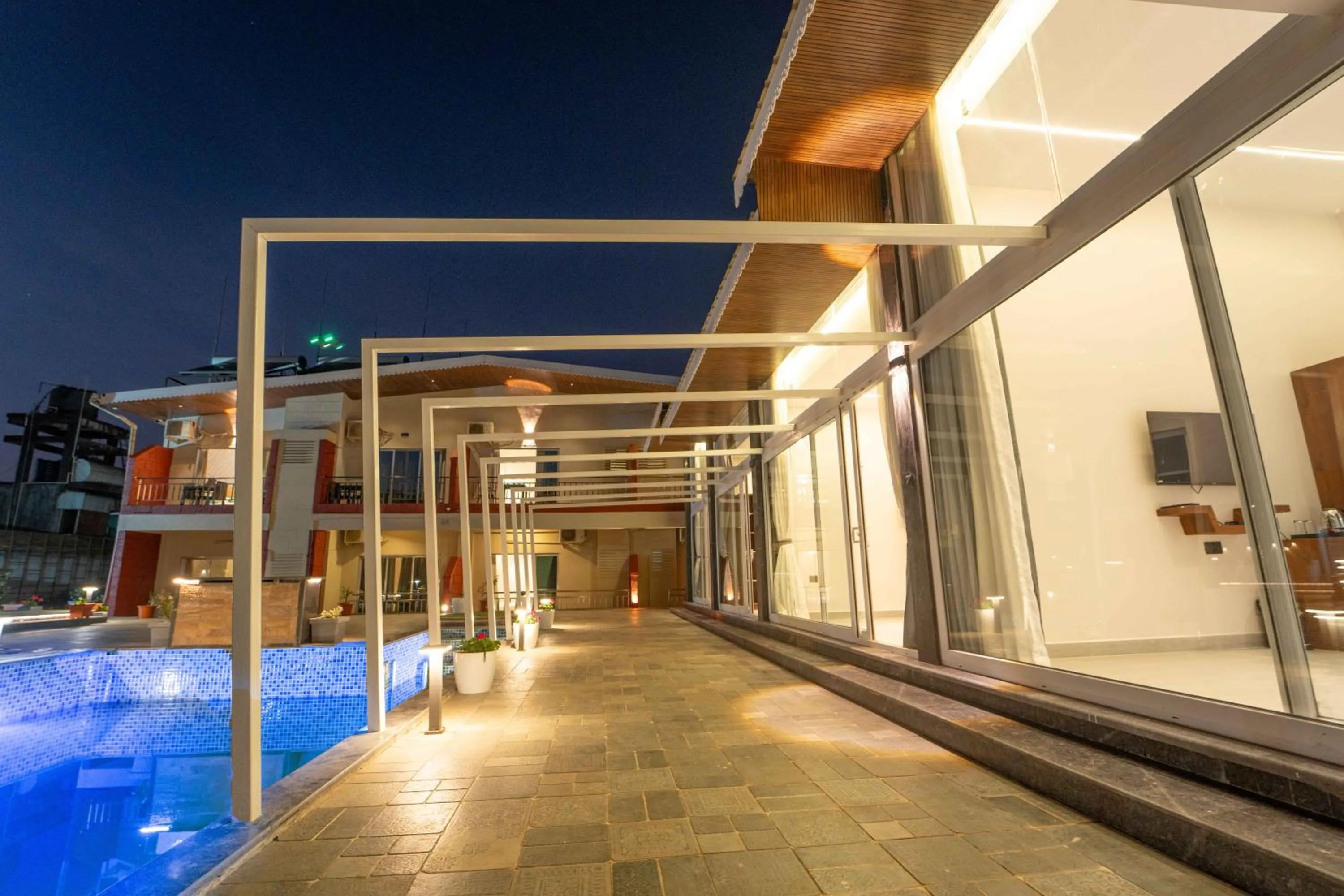 Swimming pool in Treebo Winter Town Venna Lake