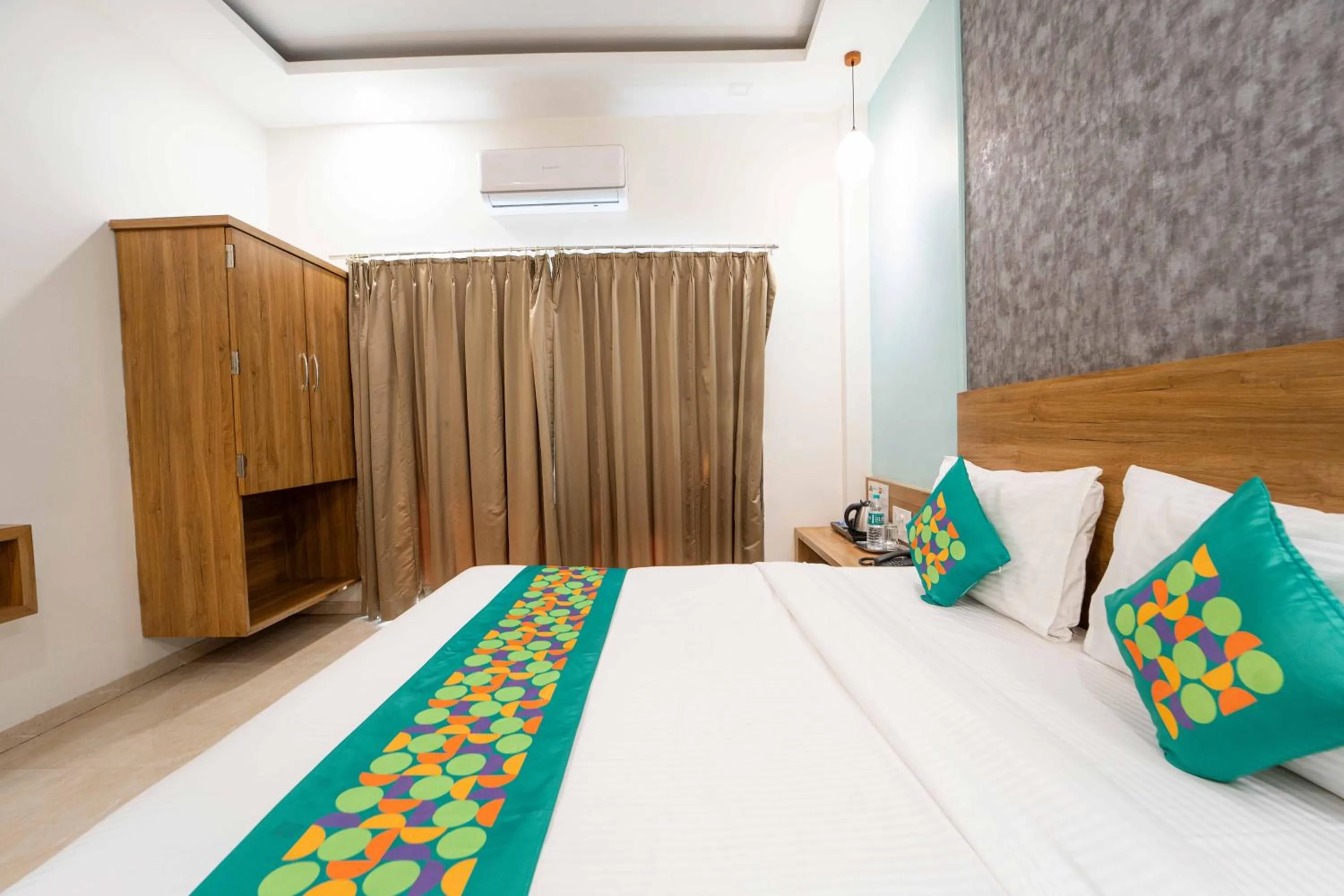 Bedroom, Bed in Treebo Winter Town Venna Lake