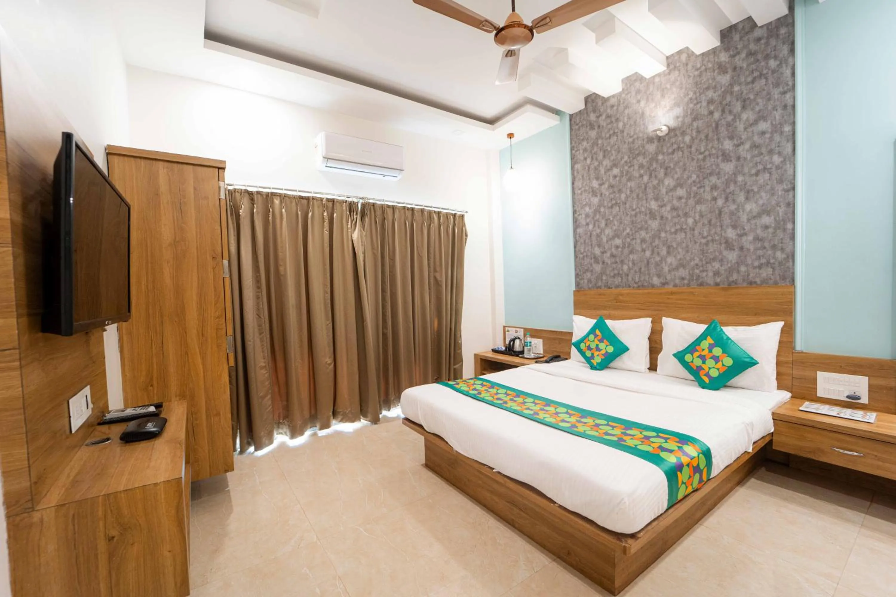 Bedroom, Bed in Treebo Winter Town Venna Lake