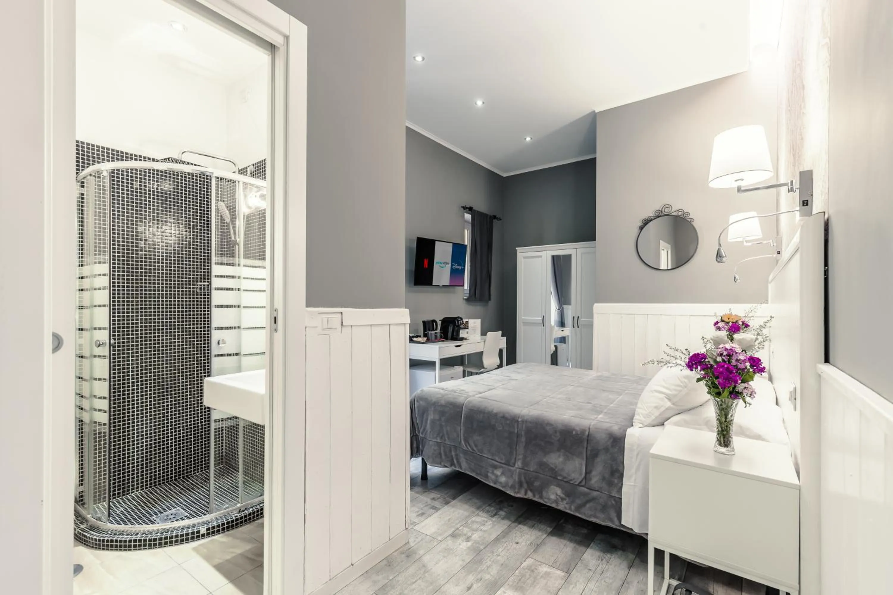 Photo of the whole room, Bed in Bed And Best