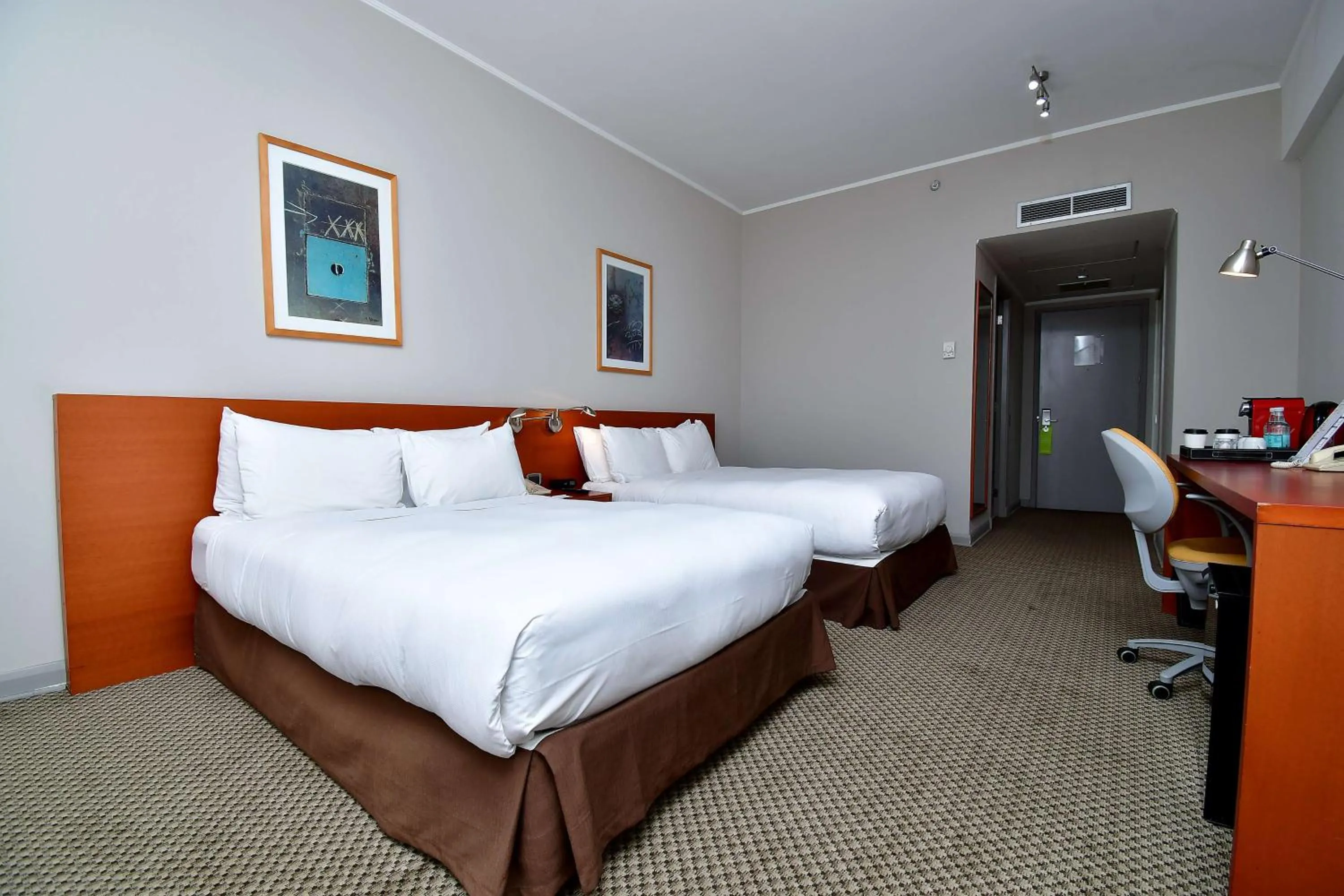 Photo of the whole room in Radisson Ciudad Empresarial Santiago