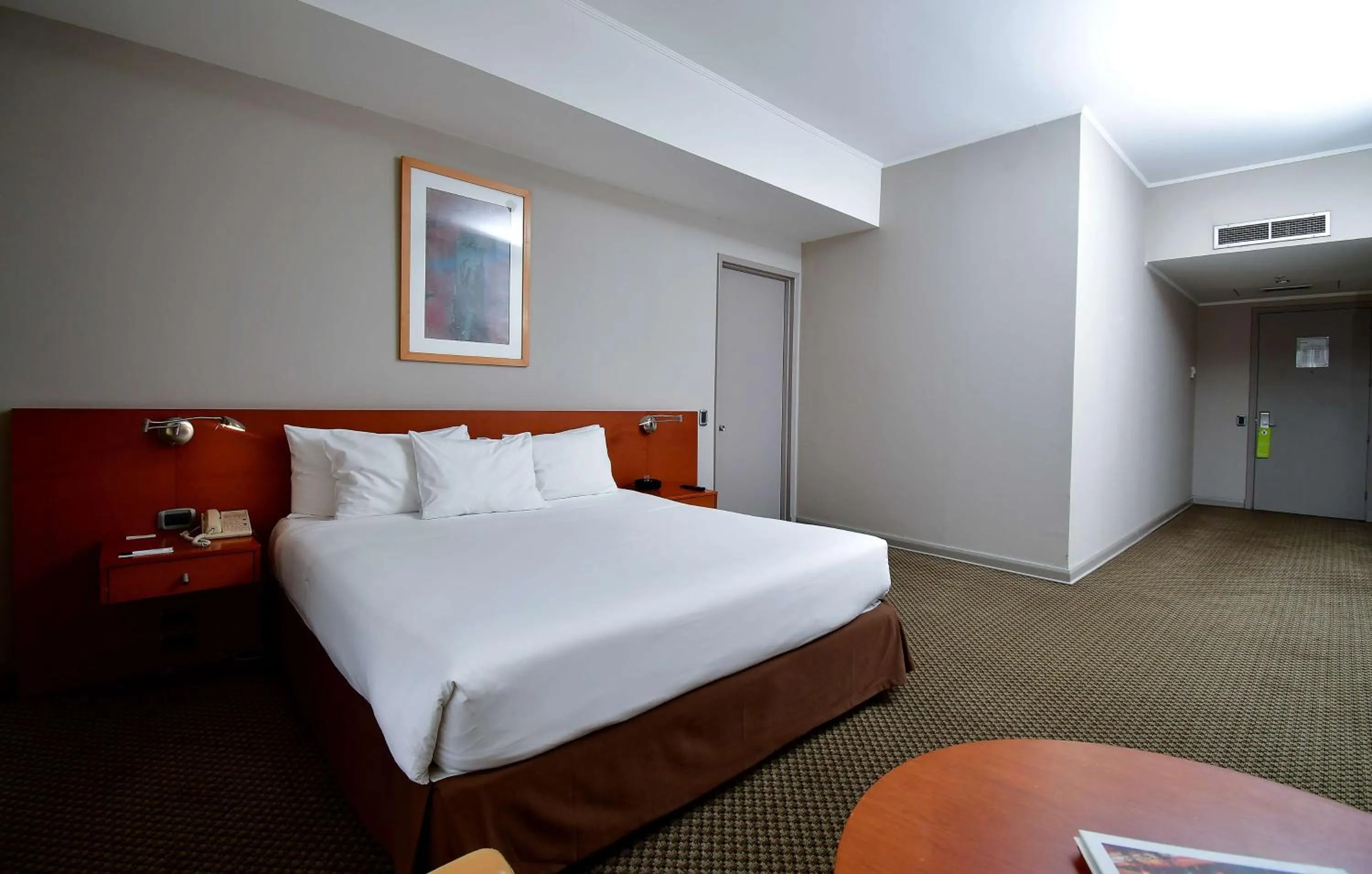 Photo of the whole room in Radisson Ciudad Empresarial Santiago