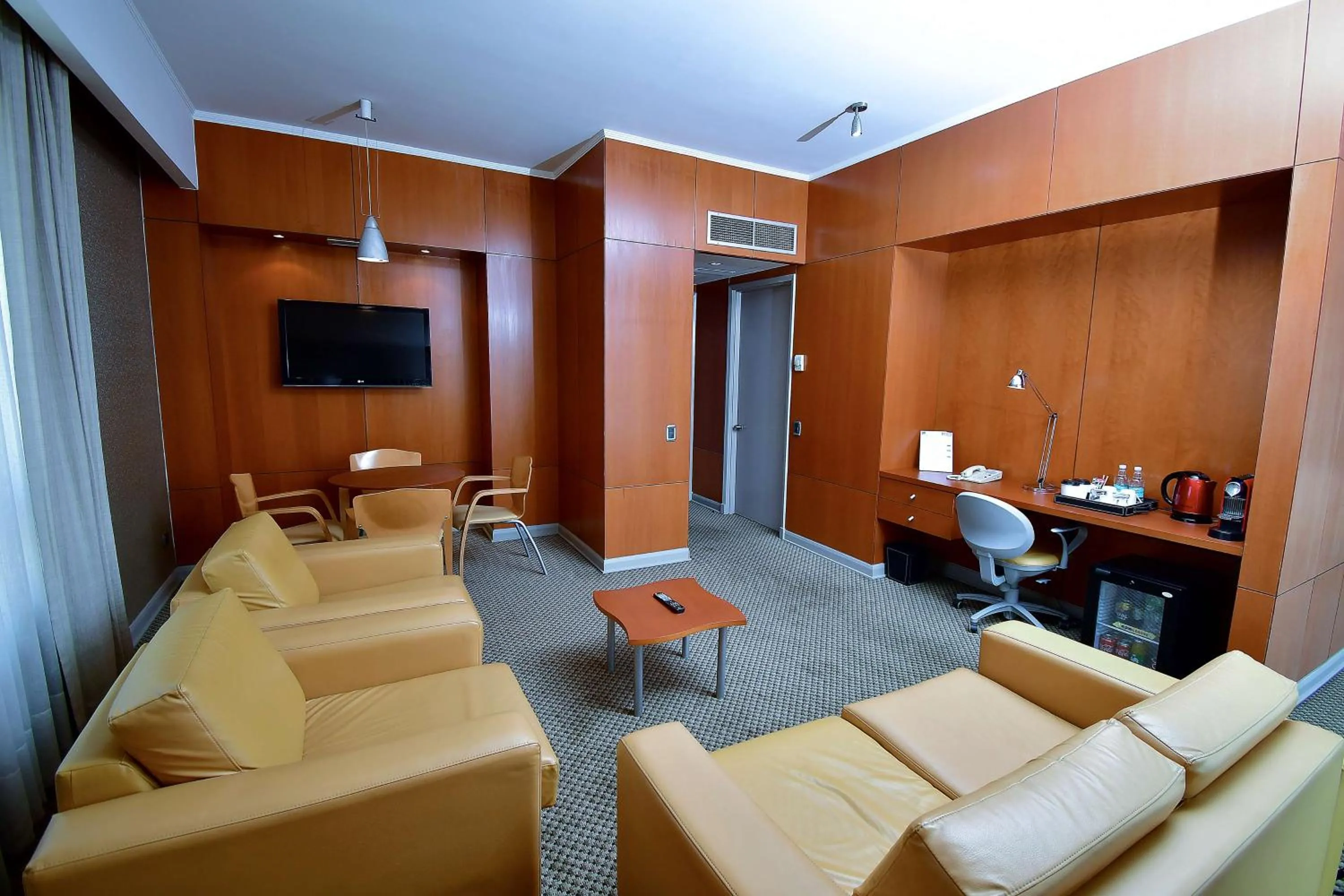 Photo of the whole room, Seating Area in Radisson Ciudad Empresarial Santiago