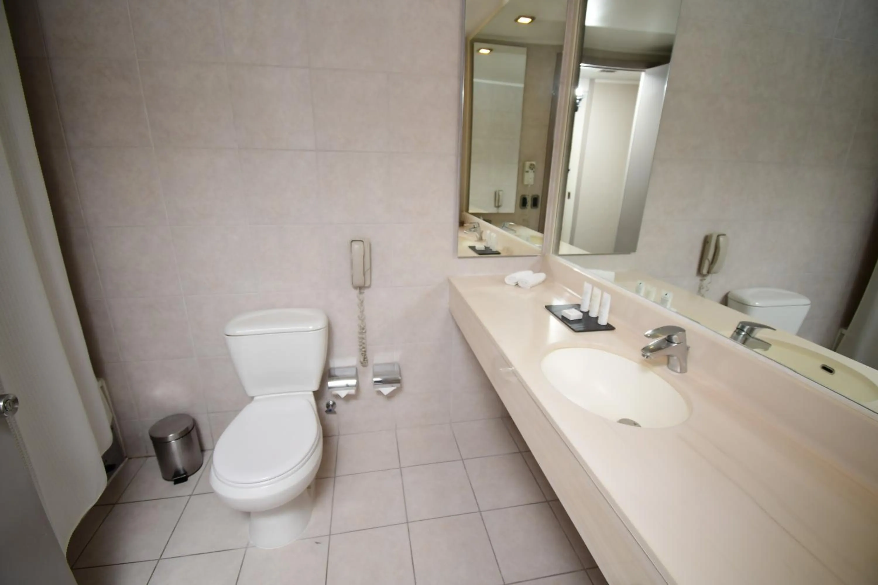 Bathroom in Radisson Ciudad Empresarial Santiago