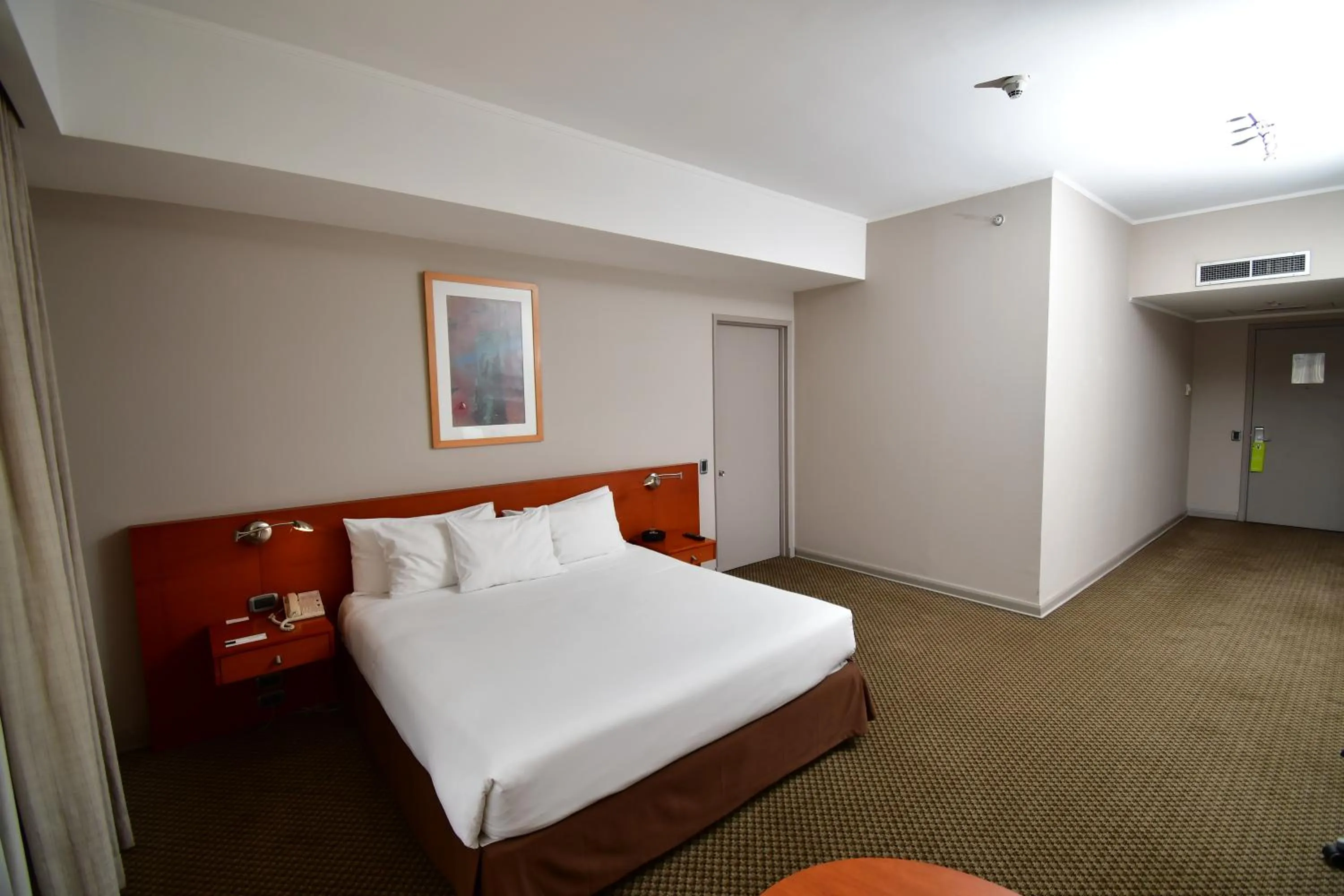 Photo of the whole room in Radisson Ciudad Empresarial Santiago