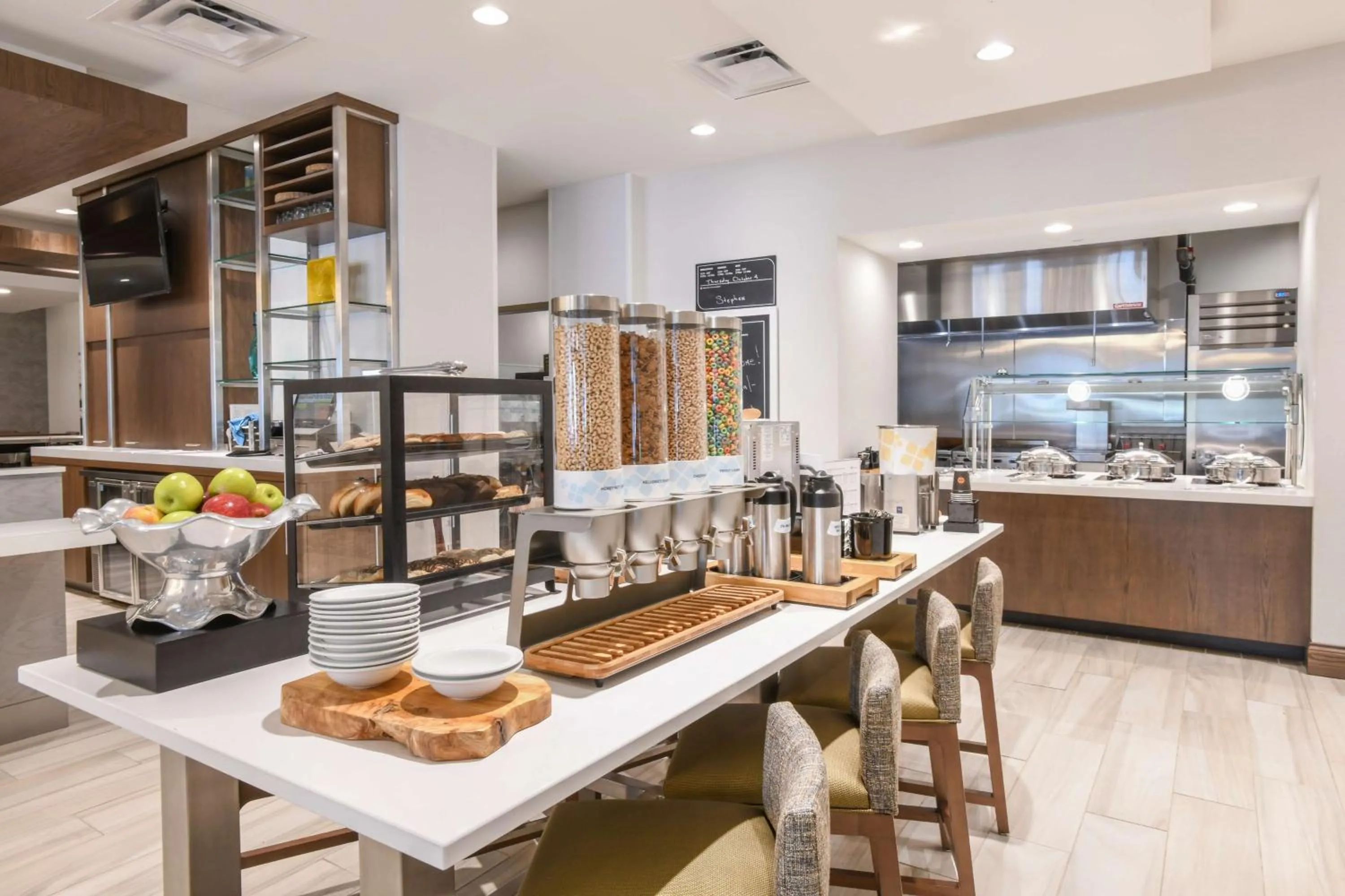 Dining area in Hilton Garden Inn Cincinnati Midtown