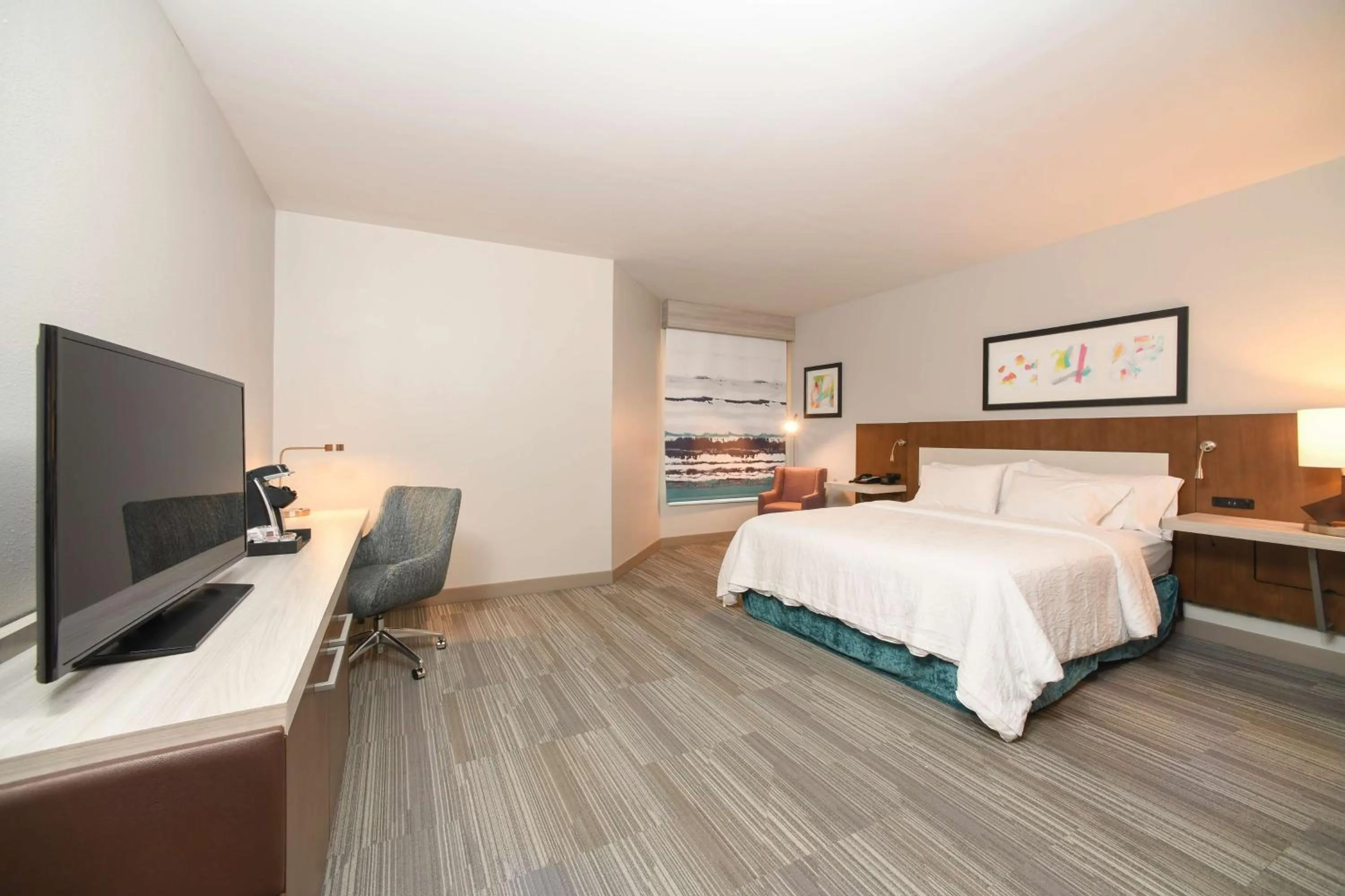 Bedroom, Bed in Hilton Garden Inn Cincinnati Midtown