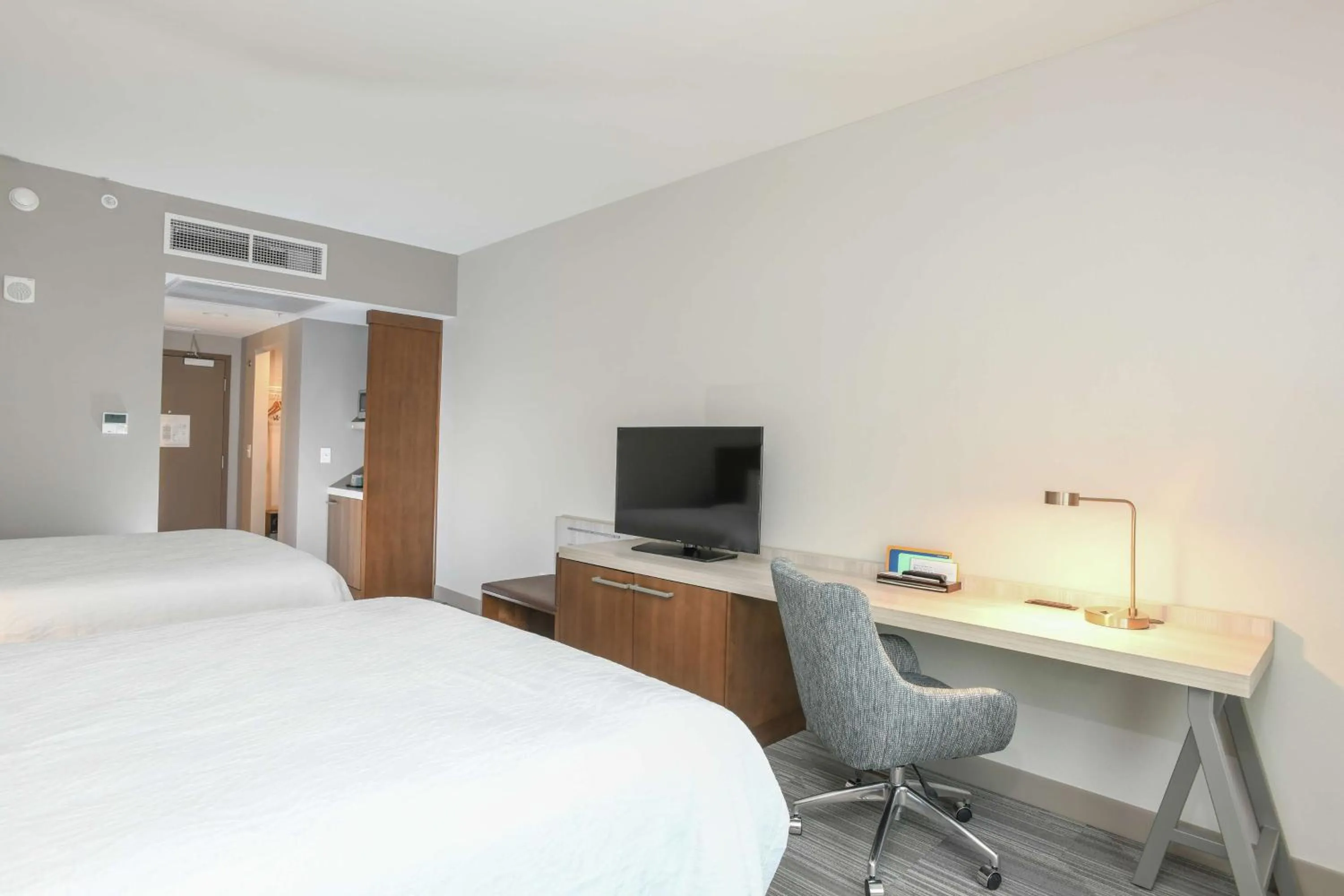 Photo of the whole room, Bed in Hilton Garden Inn Cincinnati Midtown