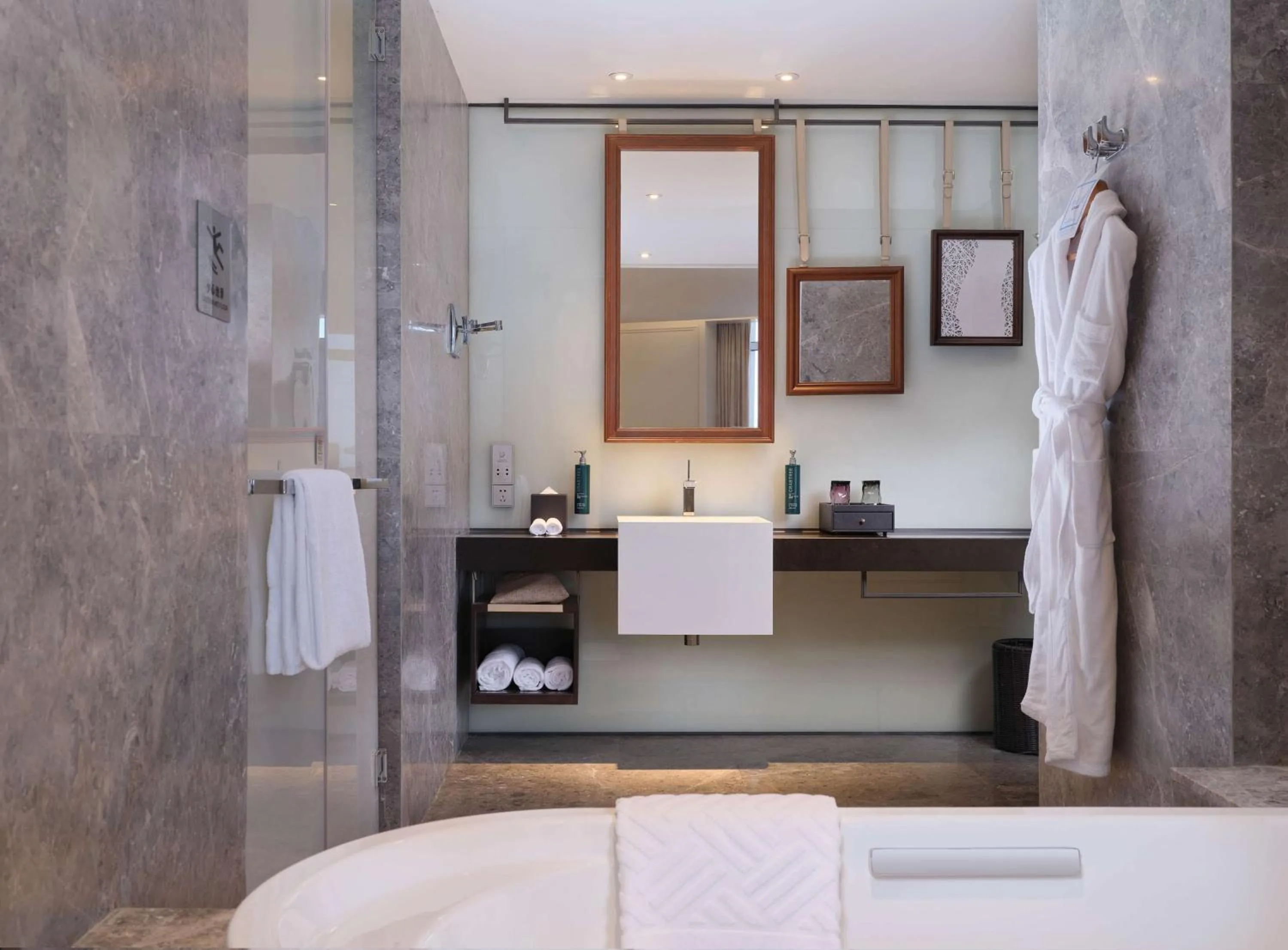 Bathroom, Bed in Hilton Dalian Golden Pebble Beach Resort