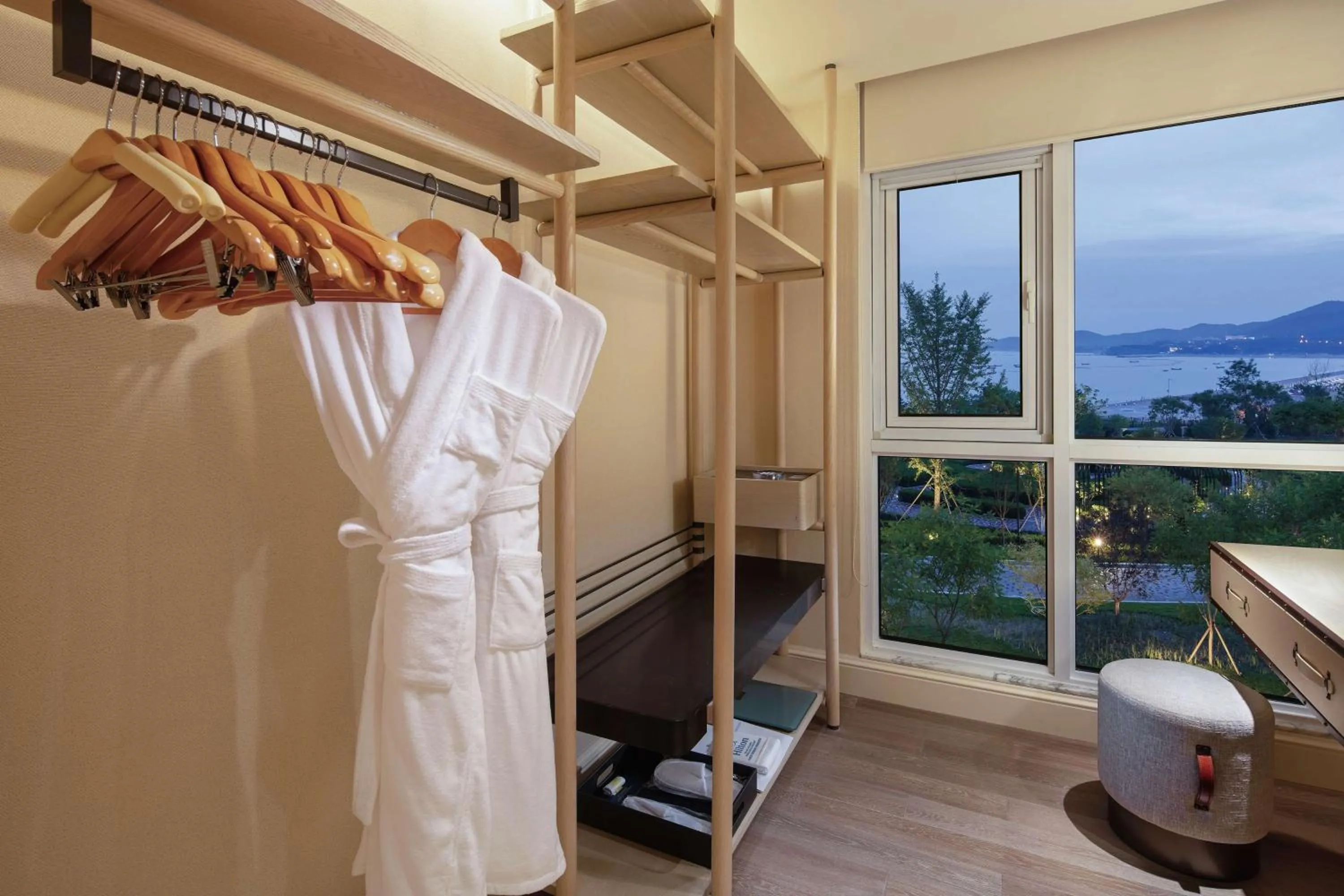 Living room in Hilton Dalian Golden Pebble Beach Resort