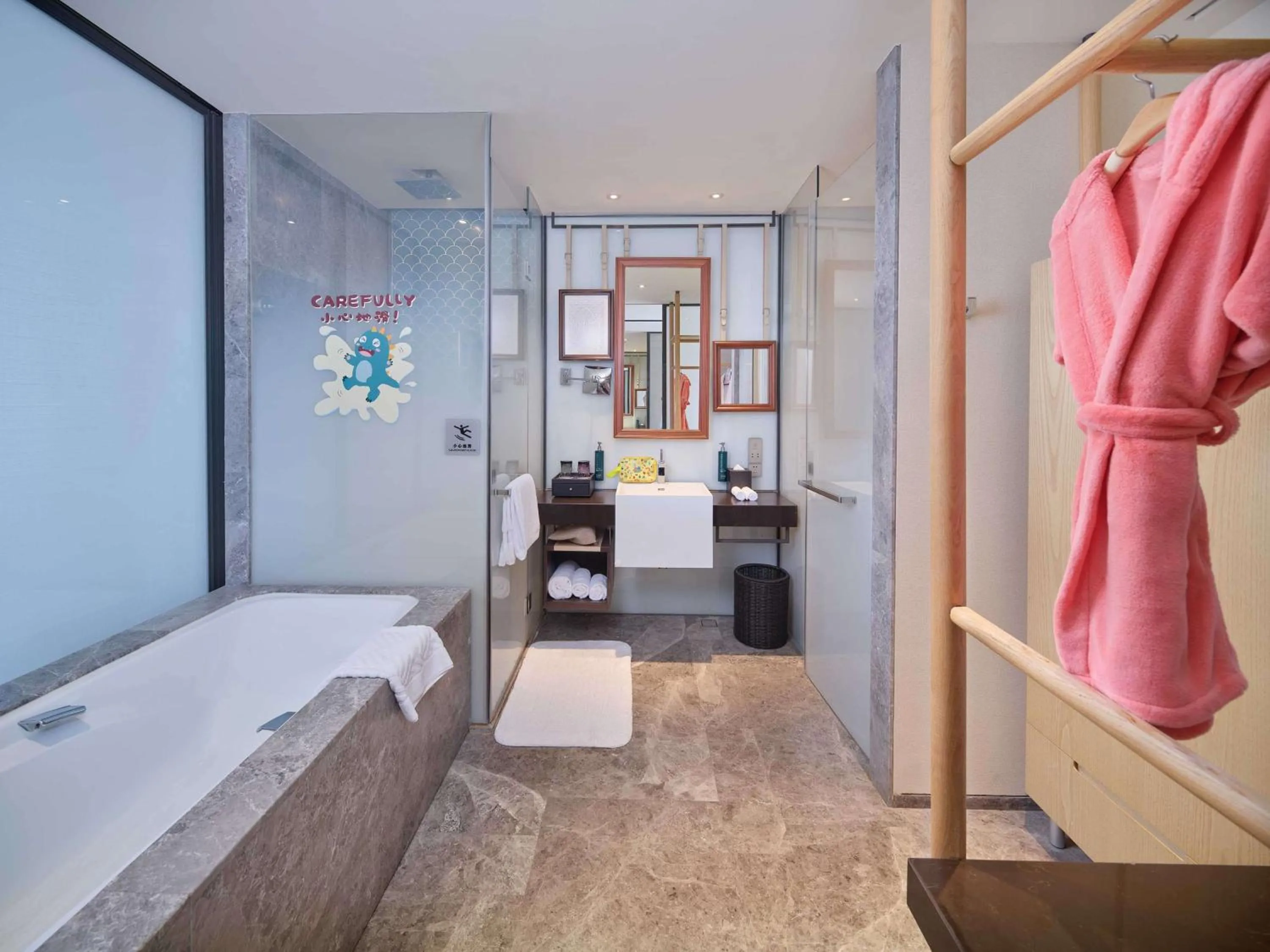Bathroom, Bed in Hilton Dalian Golden Pebble Beach Resort