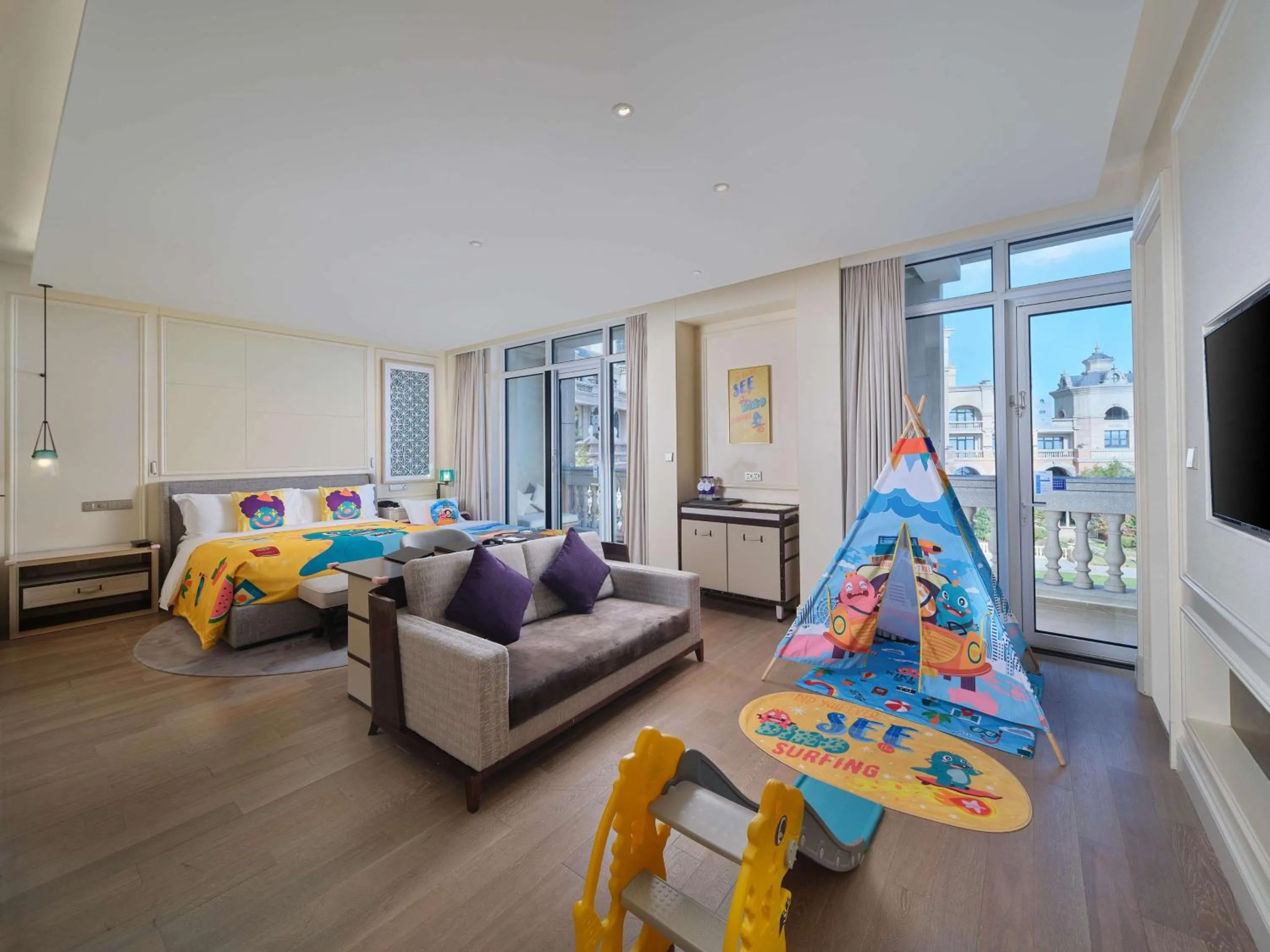 Living room in Hilton Dalian Golden Pebble Beach Resort