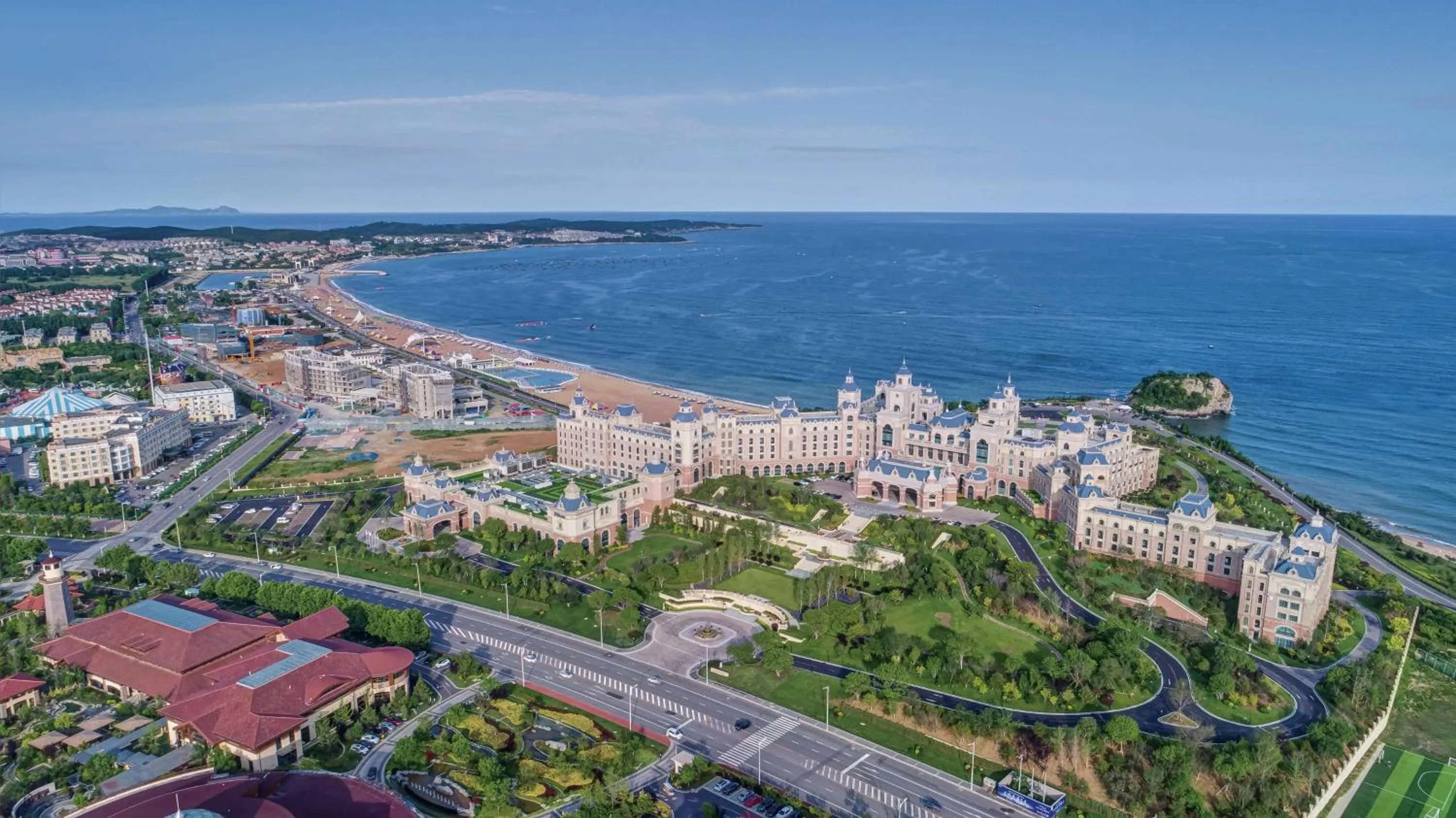 Property building in Hilton Dalian Golden Pebble Beach Resort