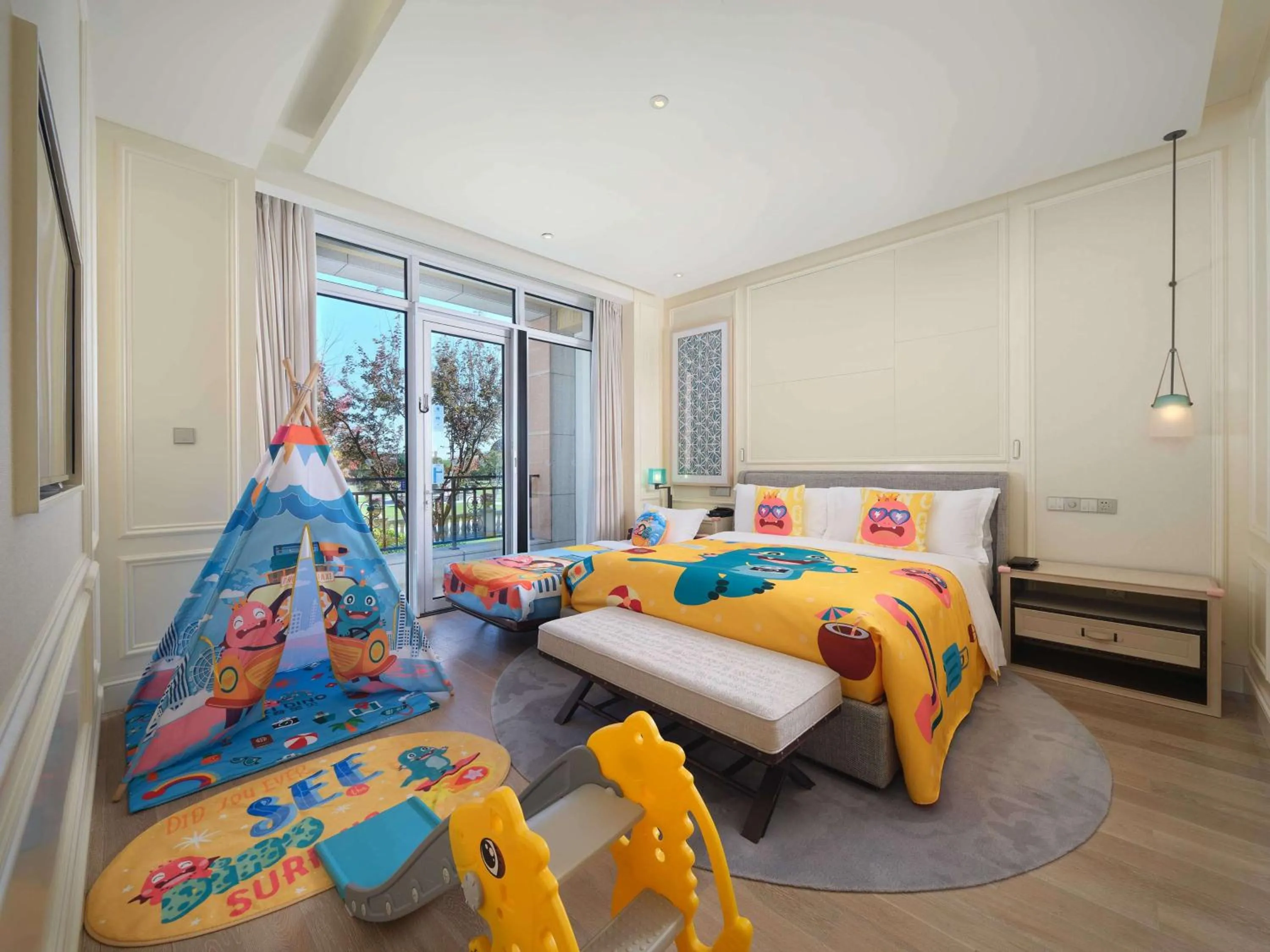 Bed in Hilton Dalian Golden Pebble Beach Resort