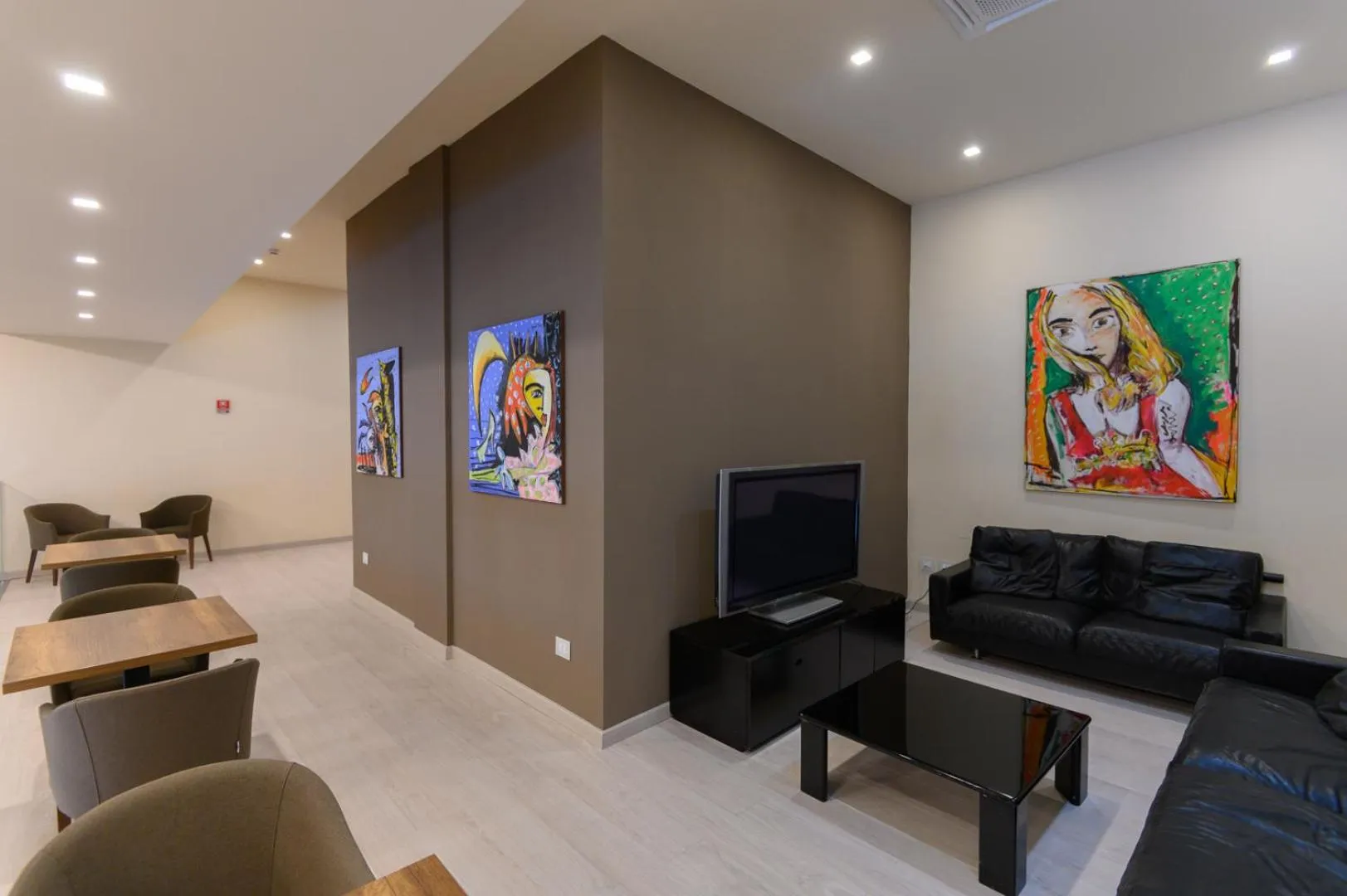 Communal lounge/ TV room in Bhotel