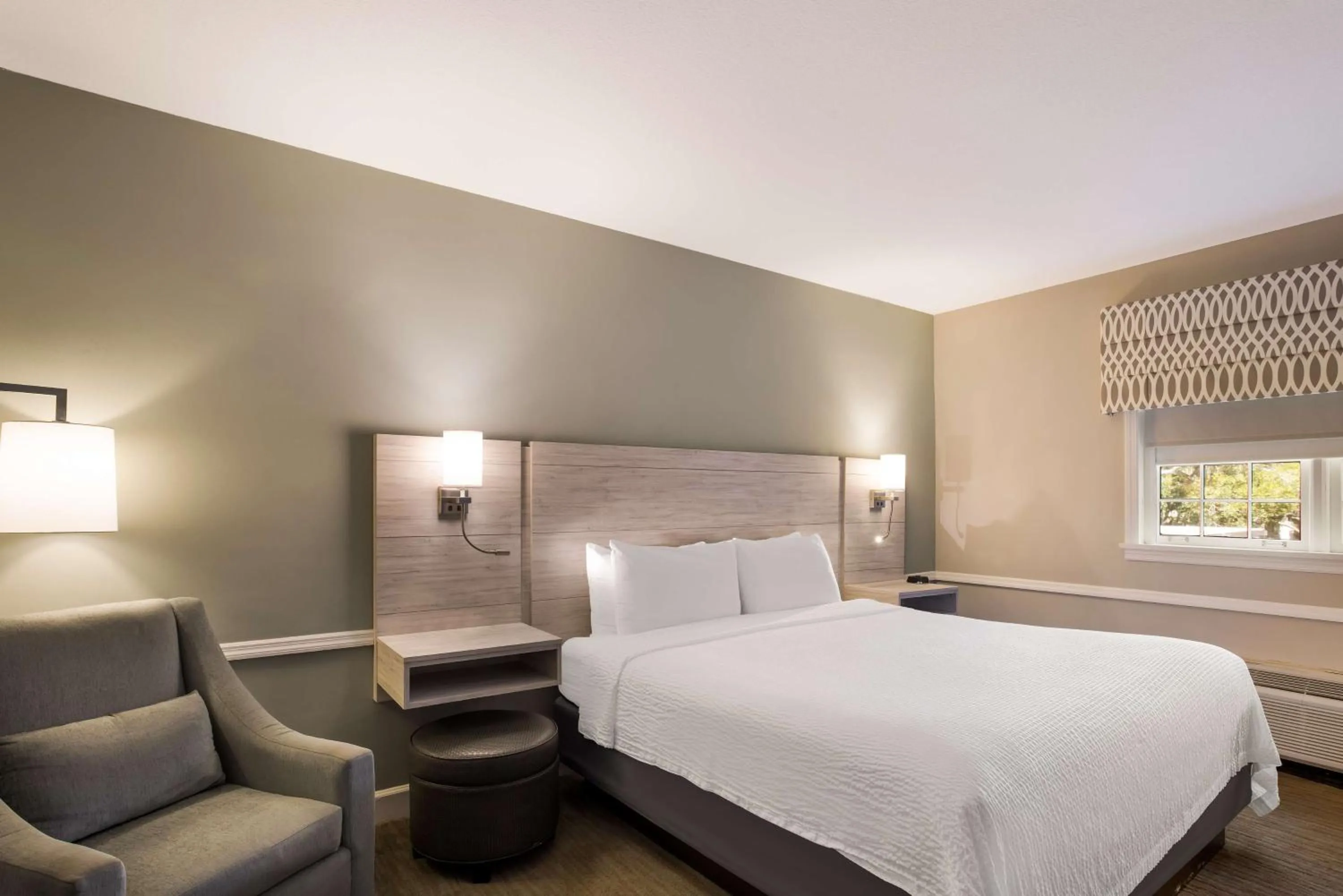 Bedroom, Bed in Best Western Sea Island Inn