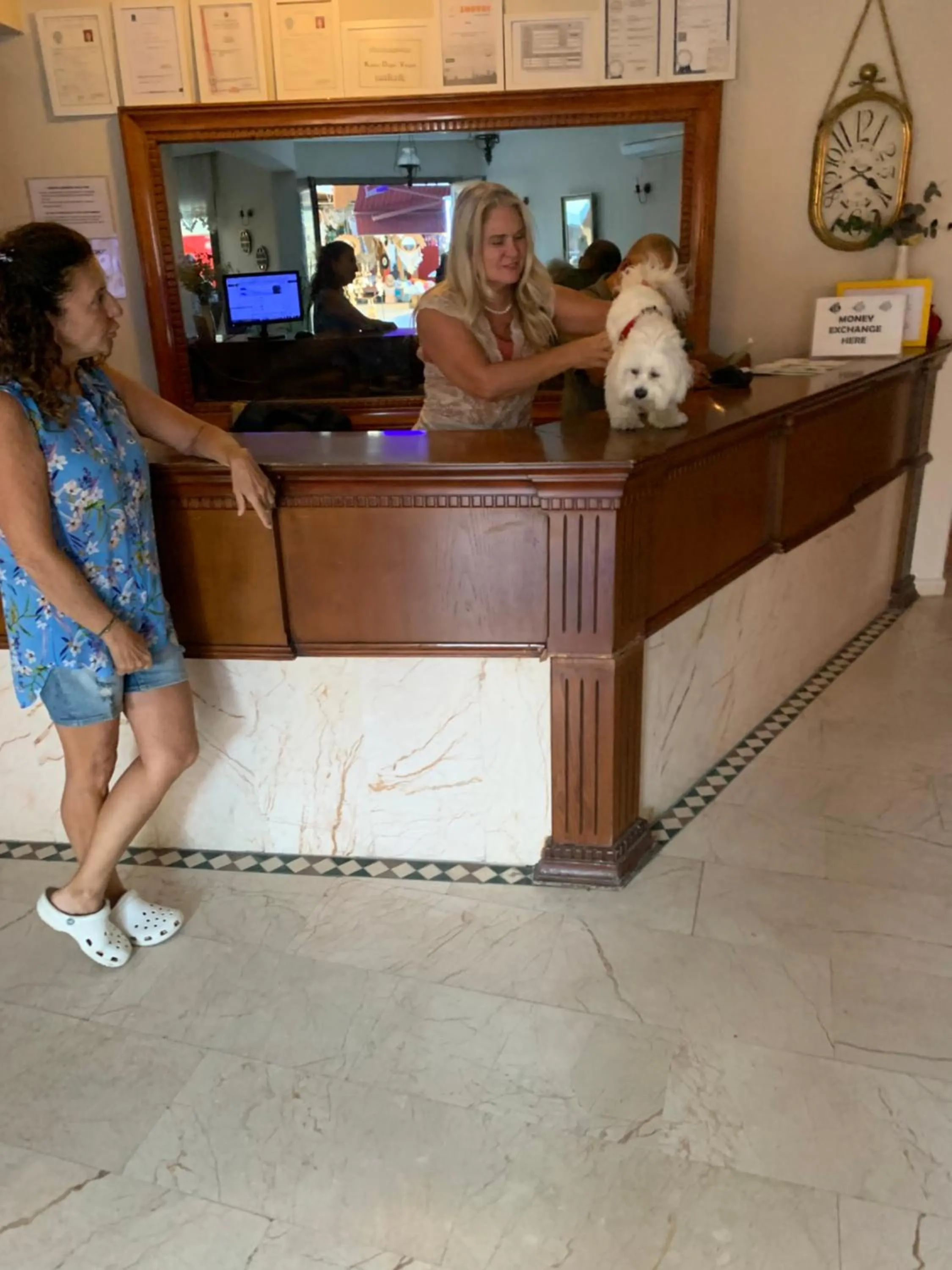 Restaurant/places to eat in Rosy Suites Hotel