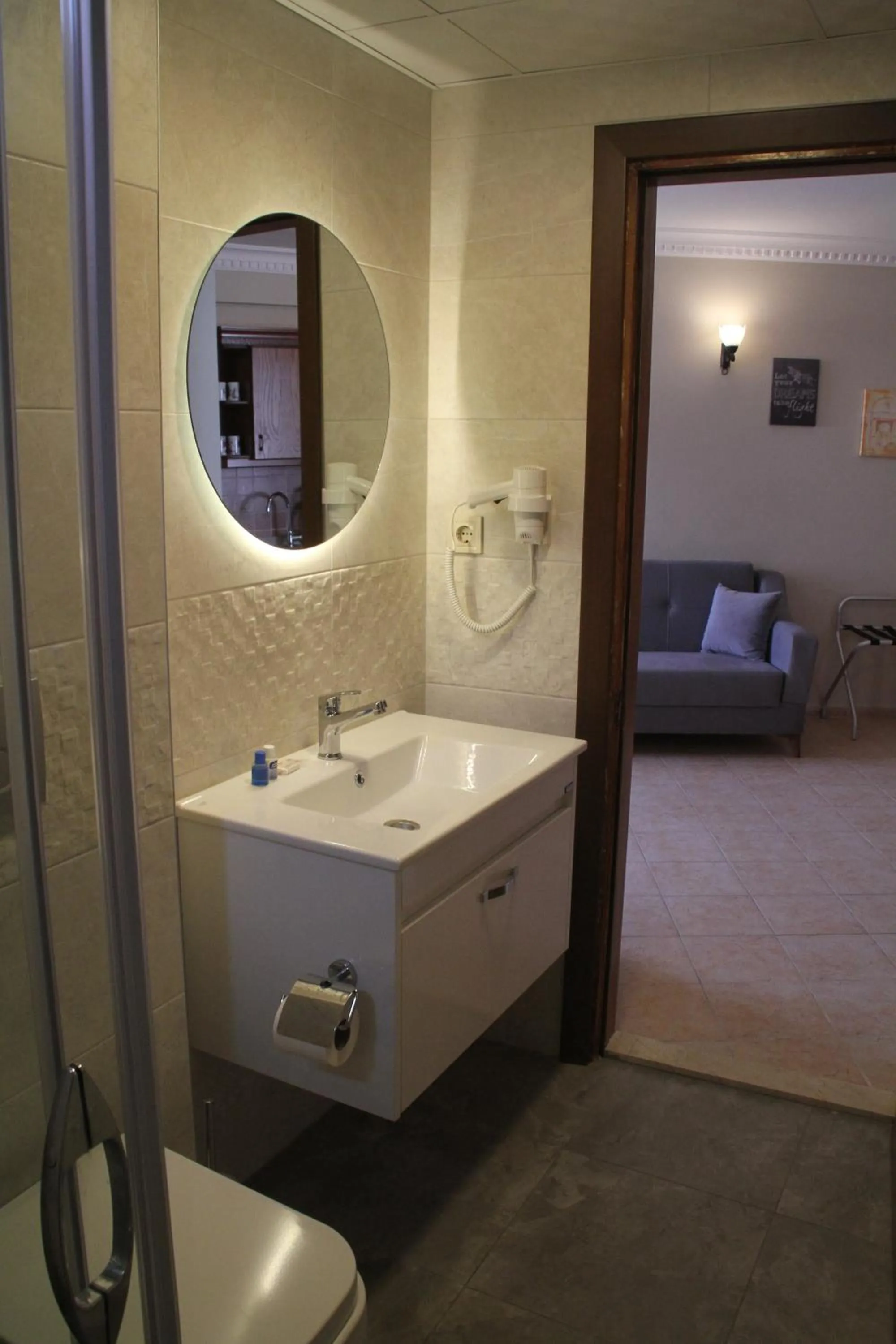 Bathroom, Bed in Rosy Suites Hotel