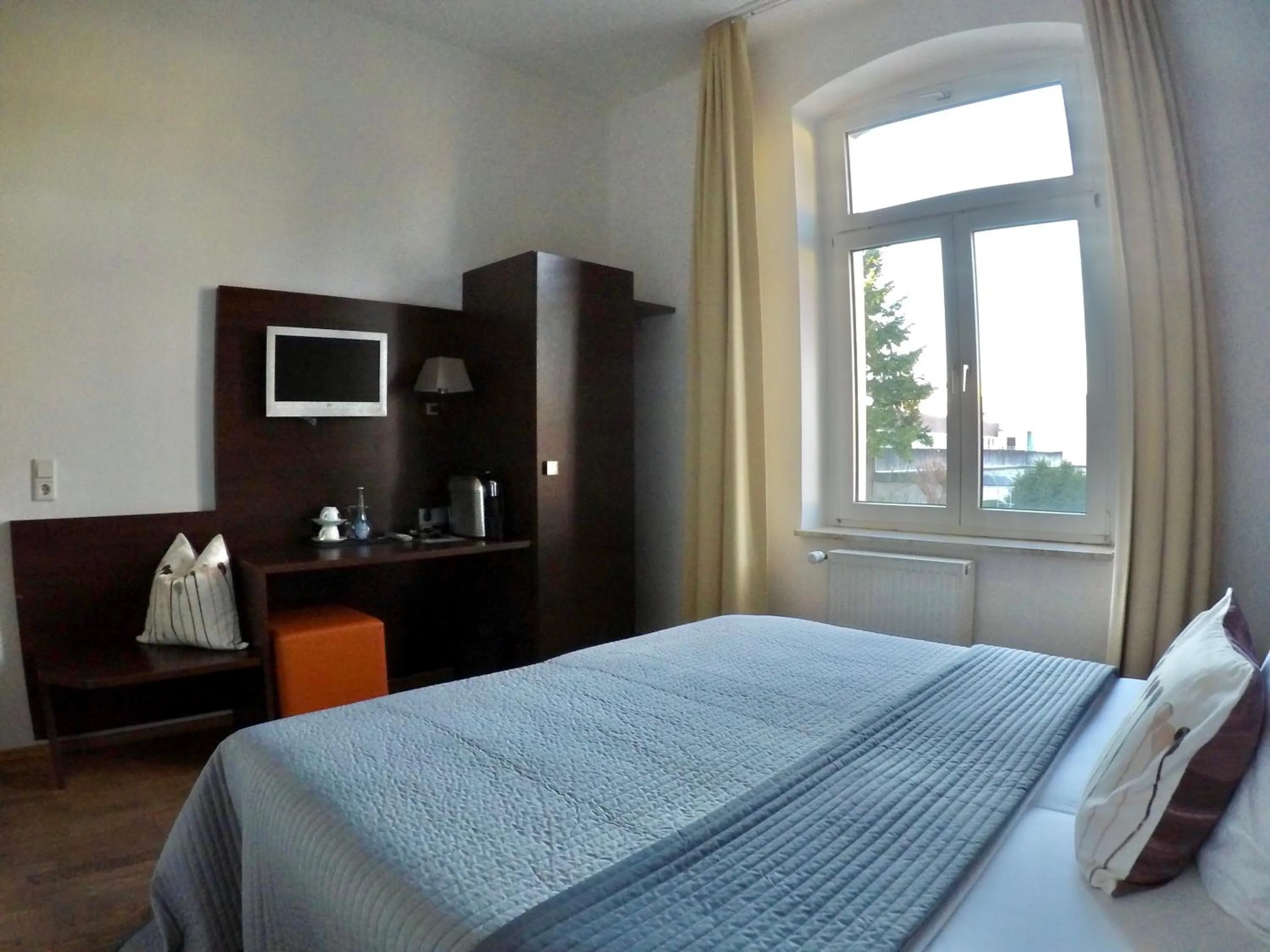 Photo of the whole room, Bed in DAS Steeps Ihr Brauhaus und Hotel
