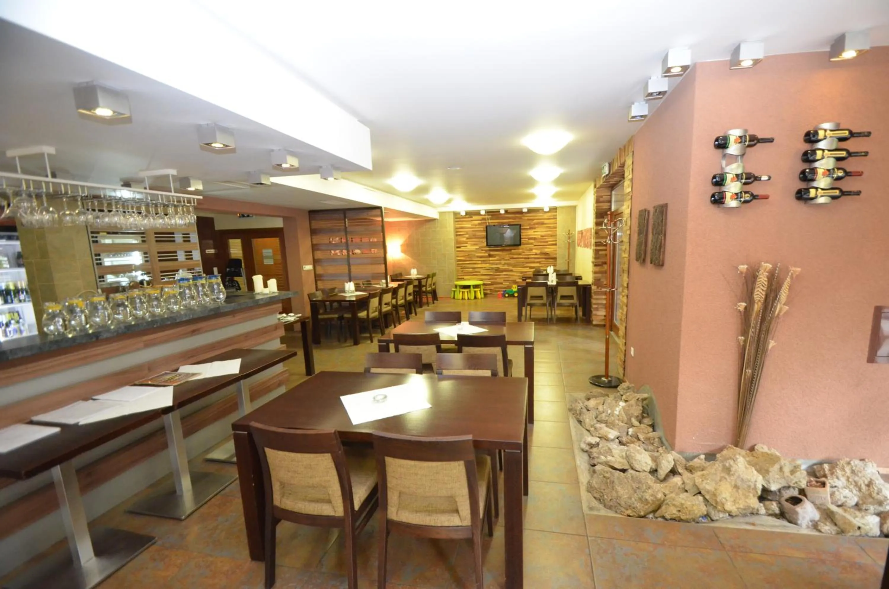 Restaurant/places to eat in Fatrapark Apartments House 2