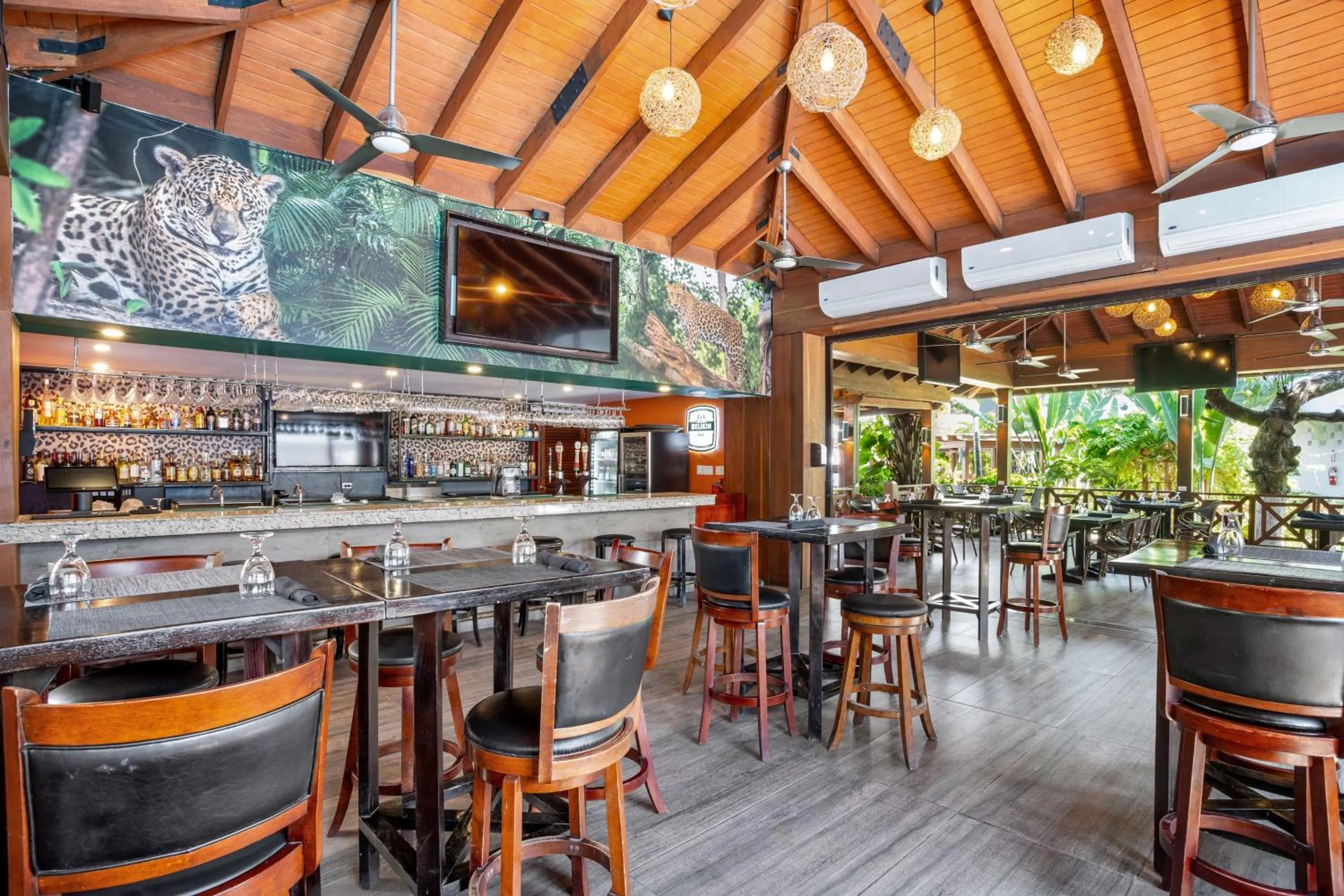 Lounge or bar in Best Western Plus Belize Biltmore Plaza