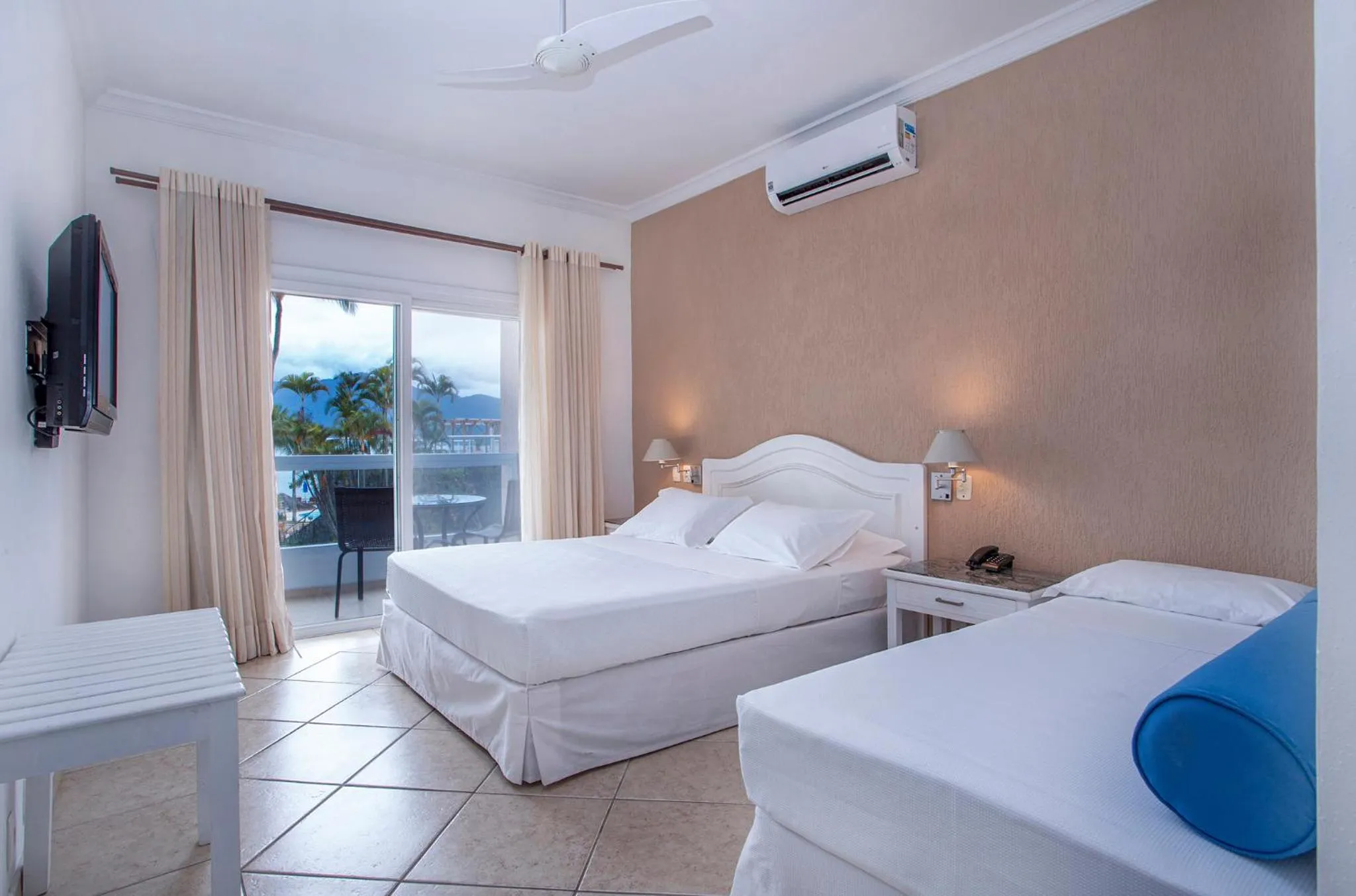 Balcony/Terrace, Bed in Hotel Mercedes