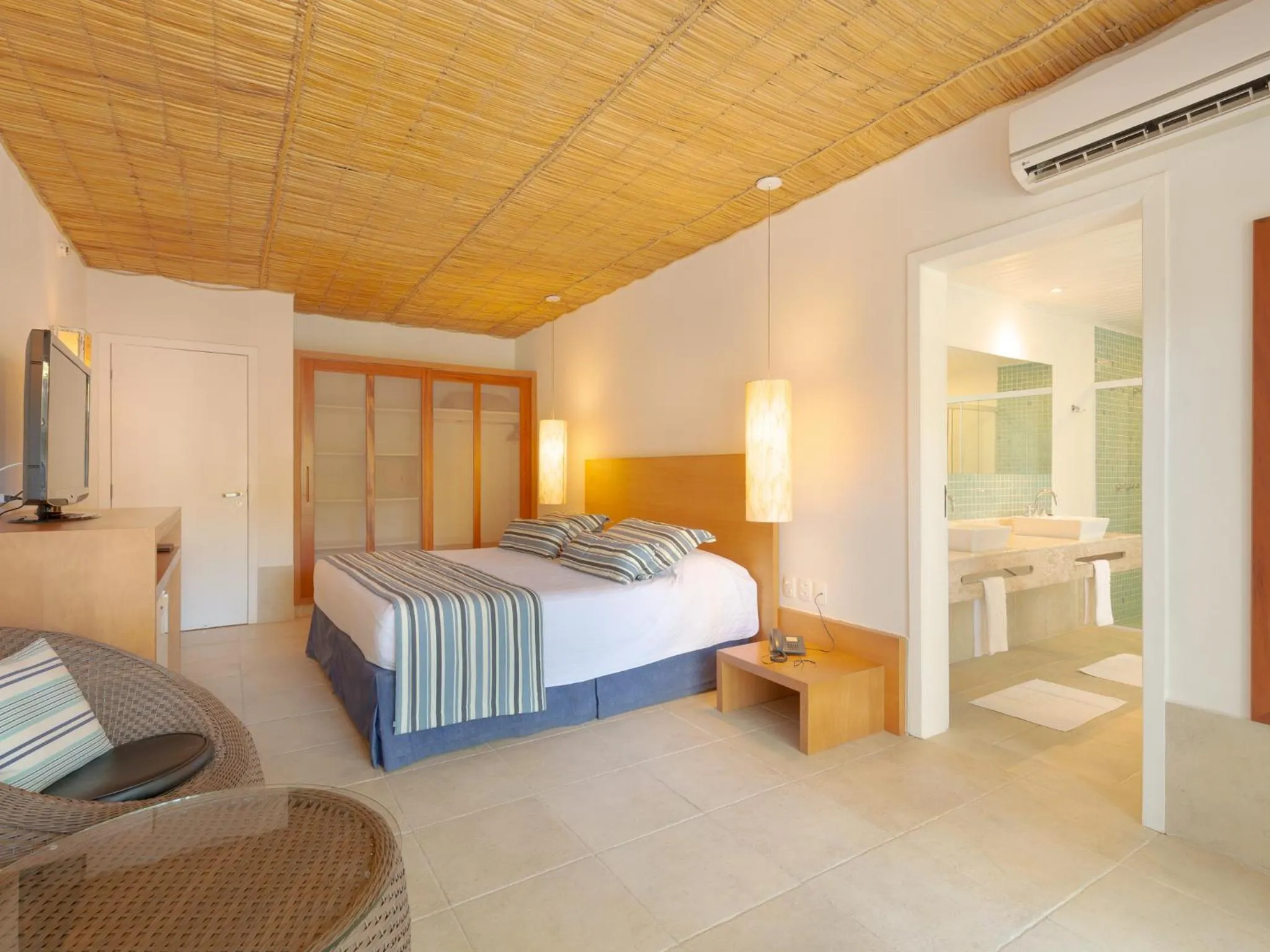 Bathroom, Bed in Hotel Mercedes