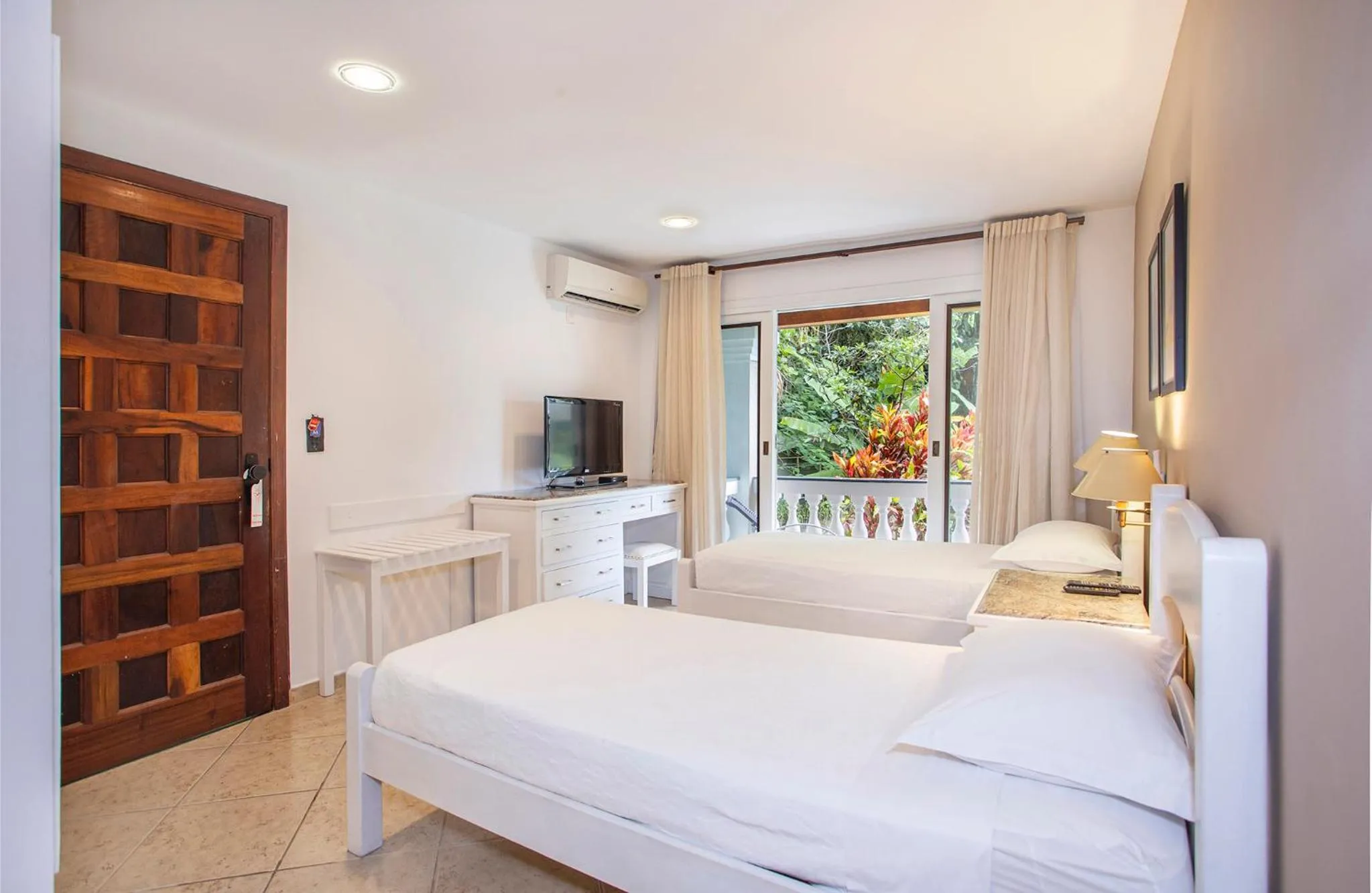 TV and multimedia, Bed in Hotel Mercedes