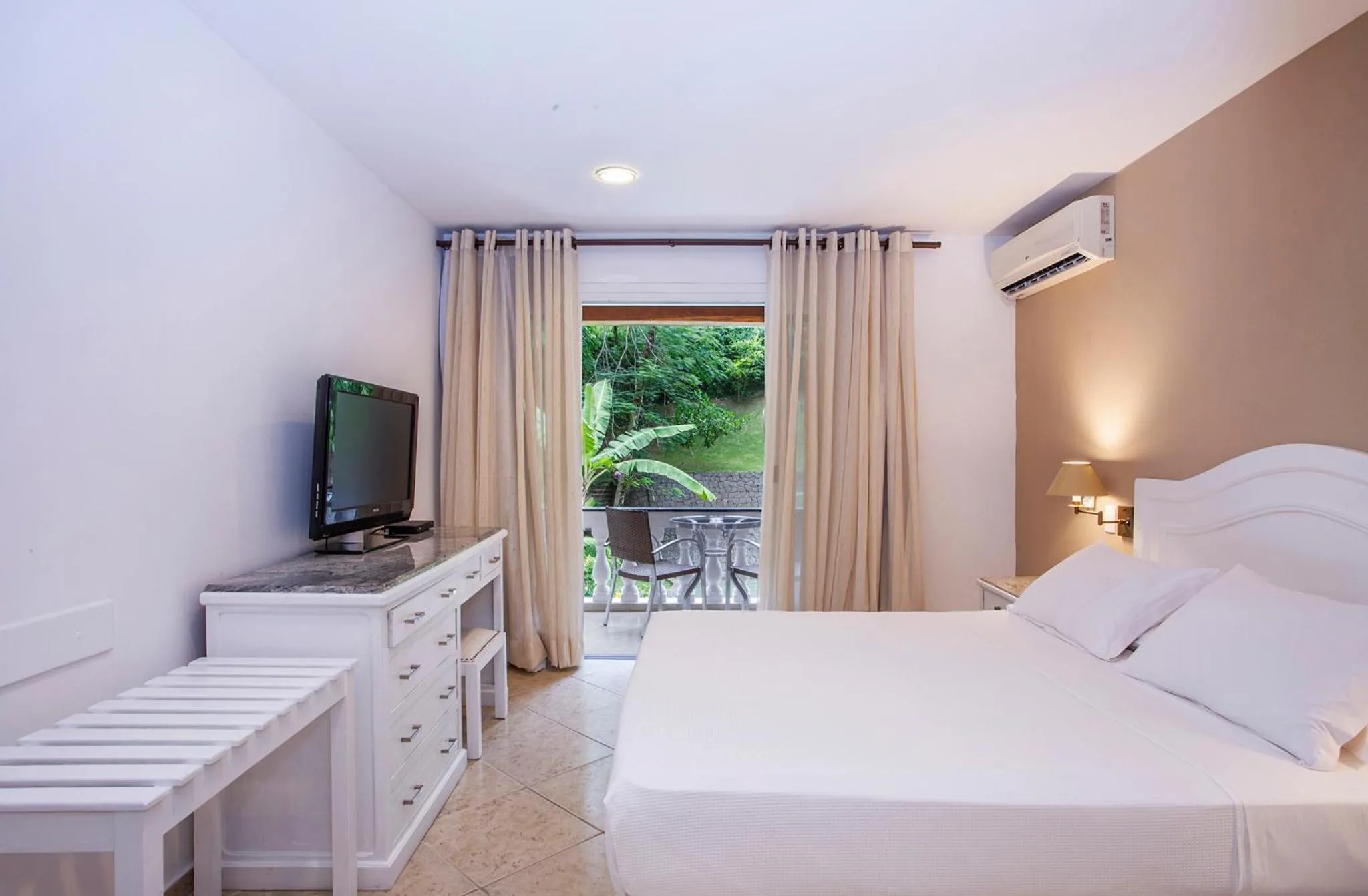 Bed in Hotel Mercedes