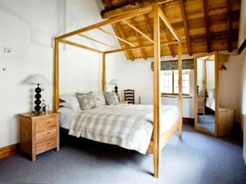Bedroom, Bed in Old Downton Lodge