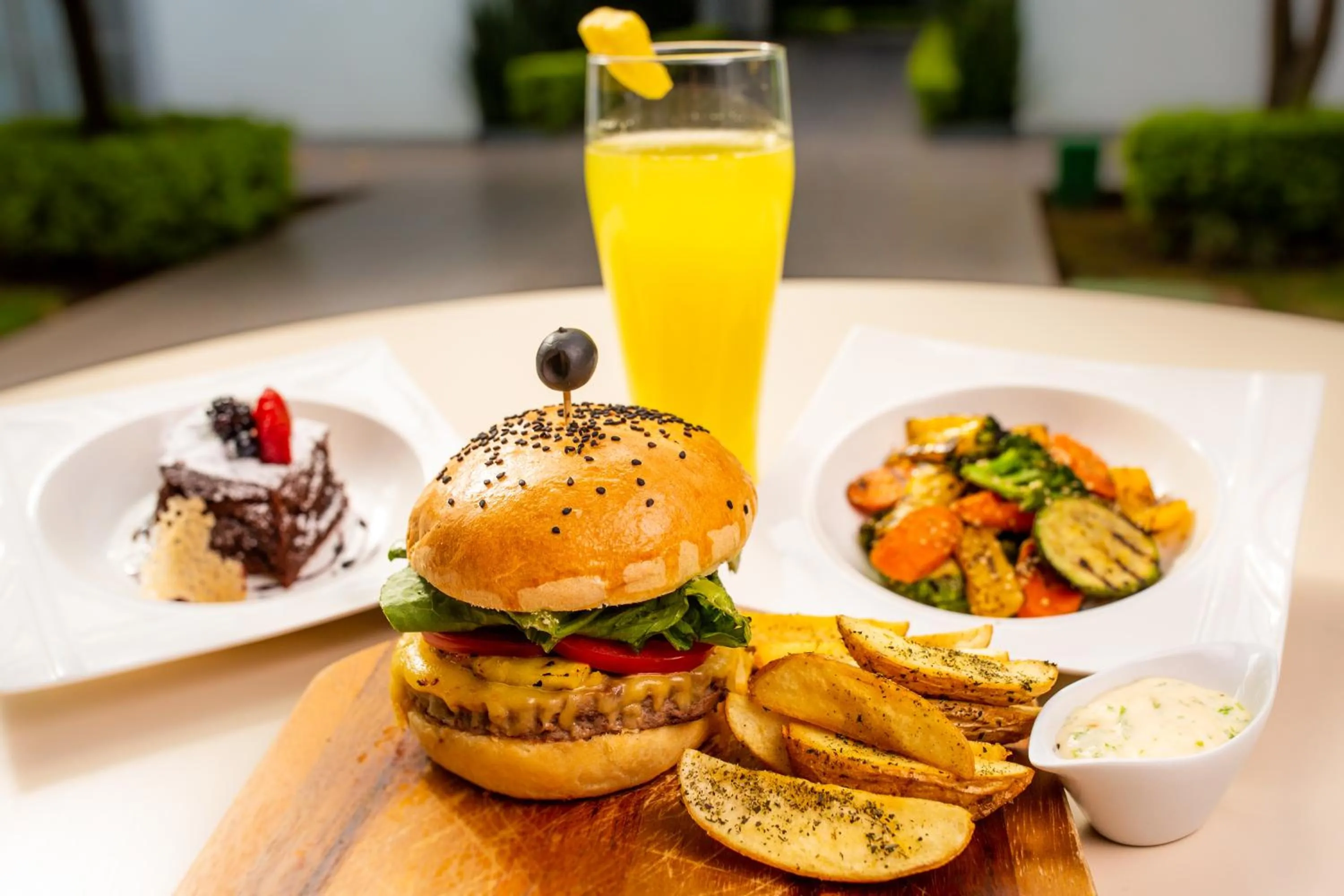 Restaurant/places to eat in Hotel Horizon & Convention Center