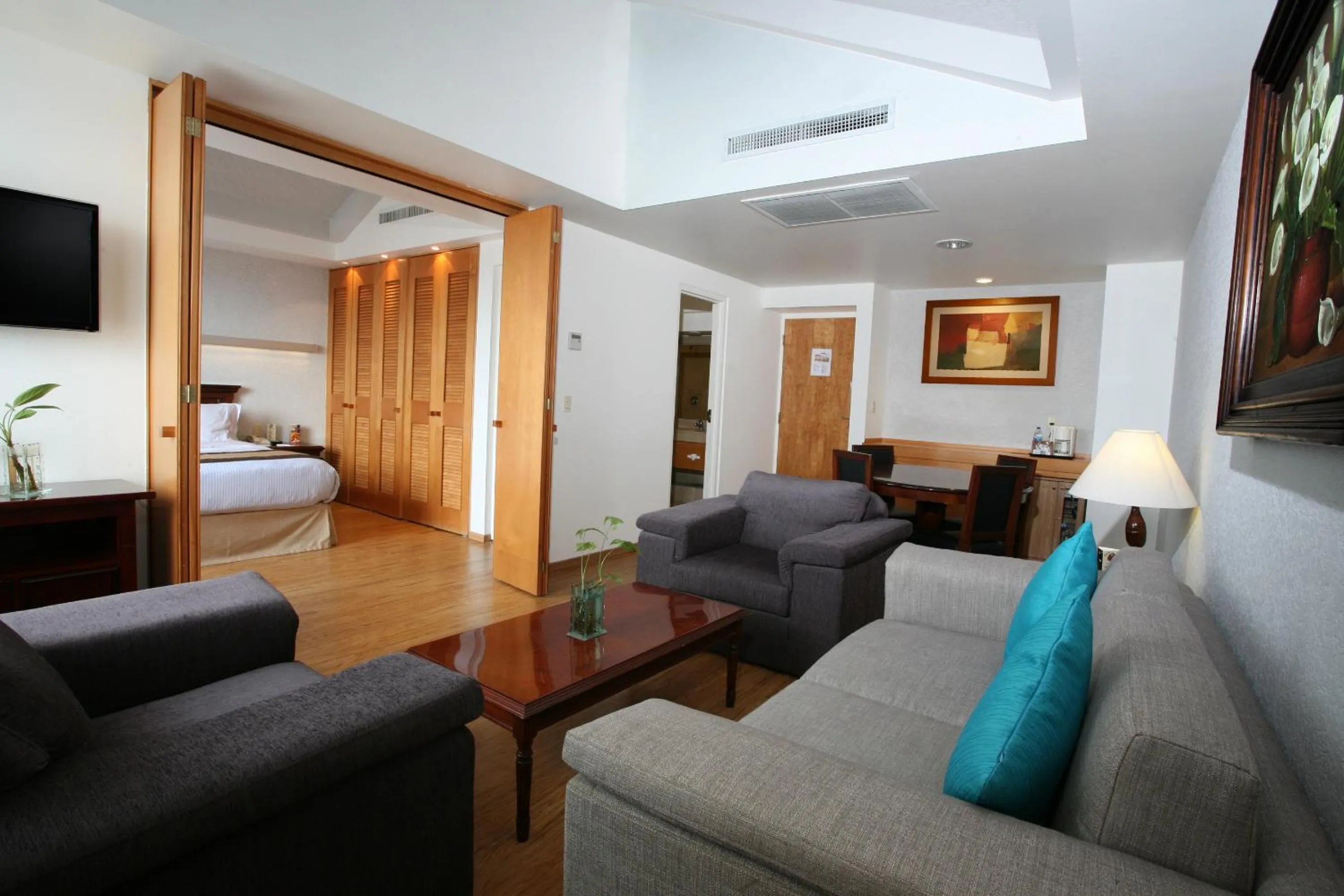 View (from property/room), Bed in Hotel Horizon & Convention Center