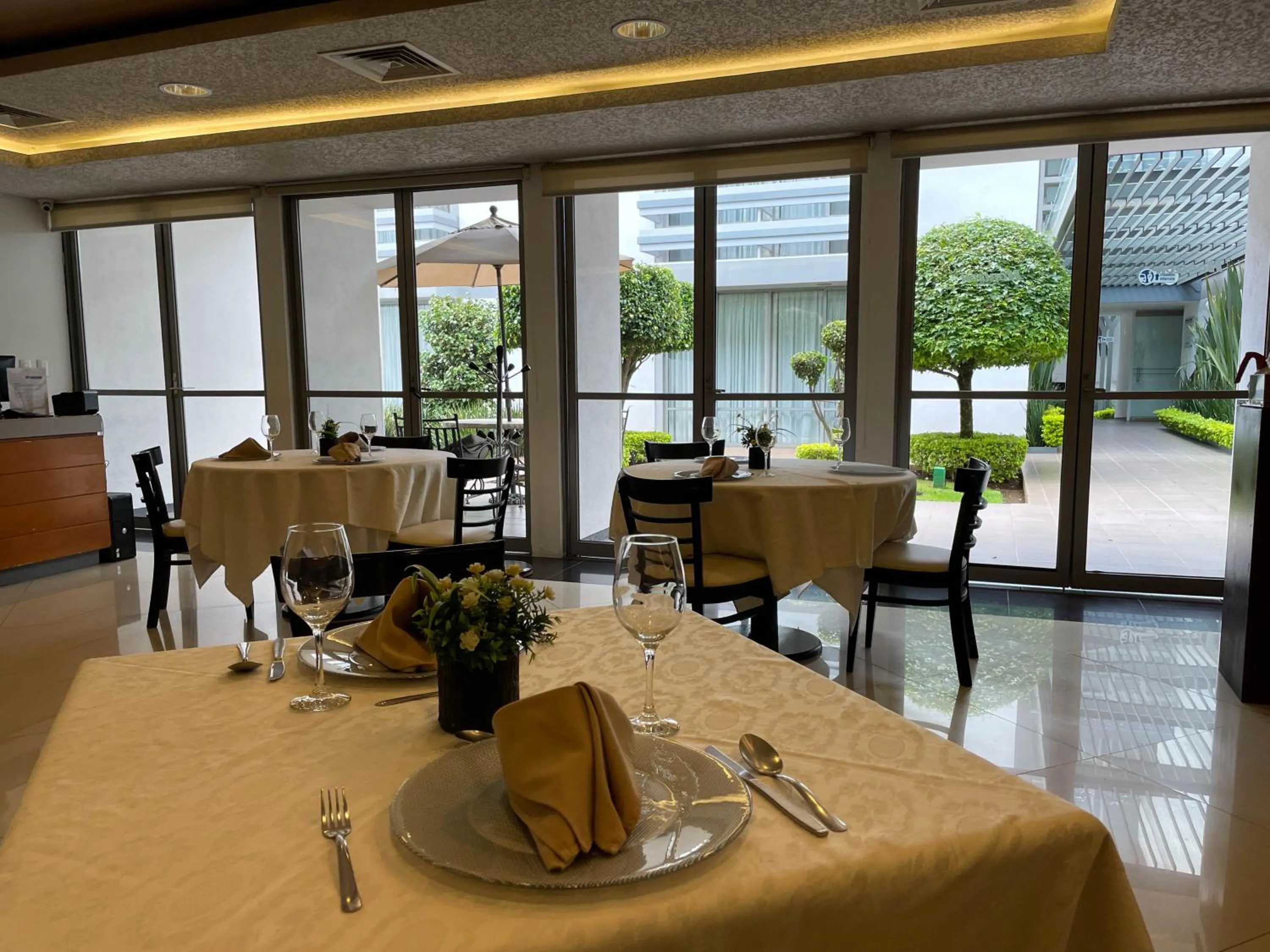Restaurant/places to eat in Hotel Horizon & Convention Center