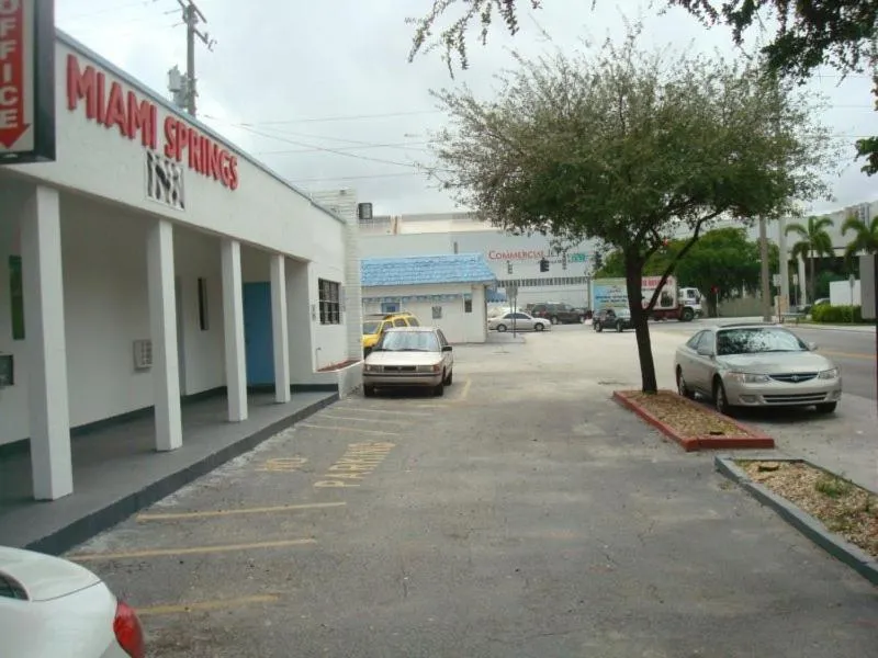 Facade/entrance in Miami Springs Inn