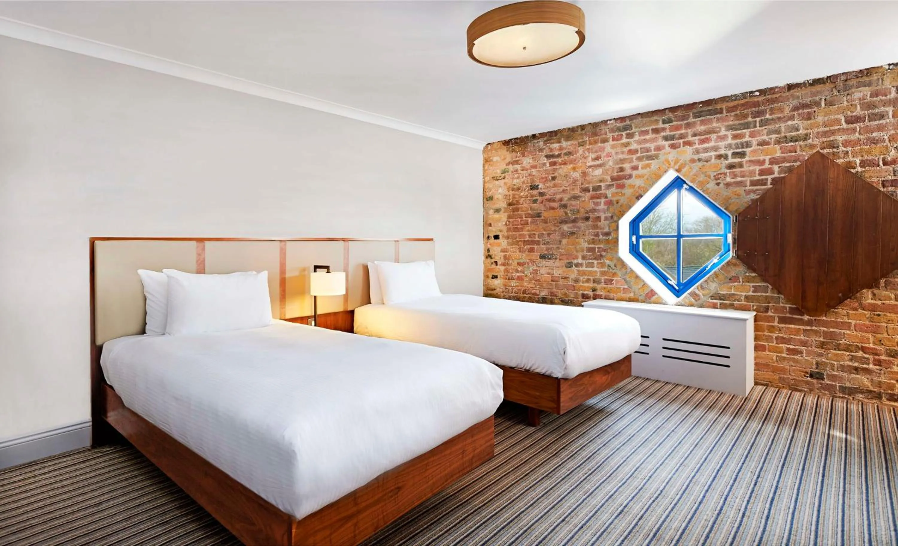 Bed in DoubleTree by Hilton London – Docklands Riverside