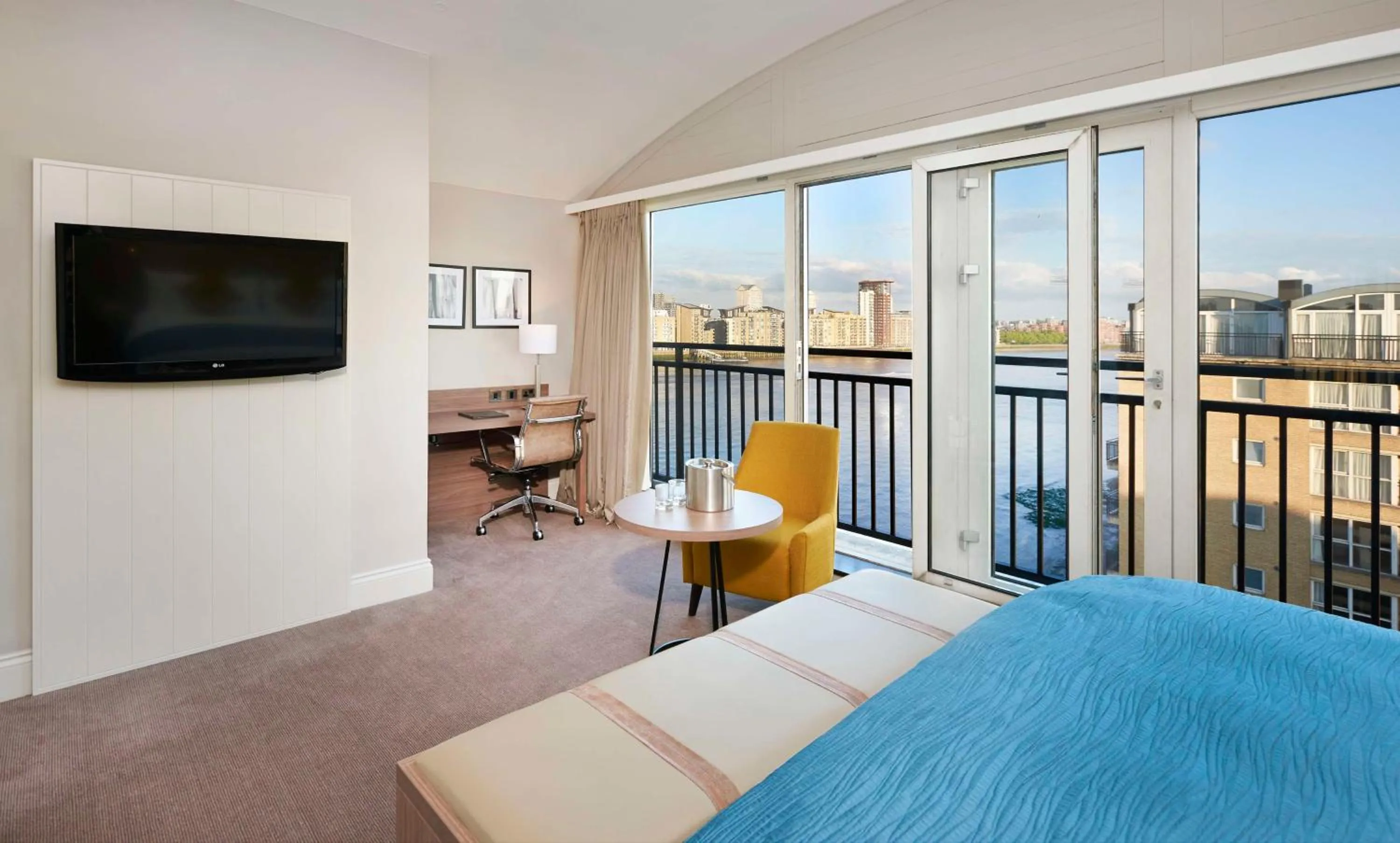 Bed in DoubleTree by Hilton London – Docklands Riverside