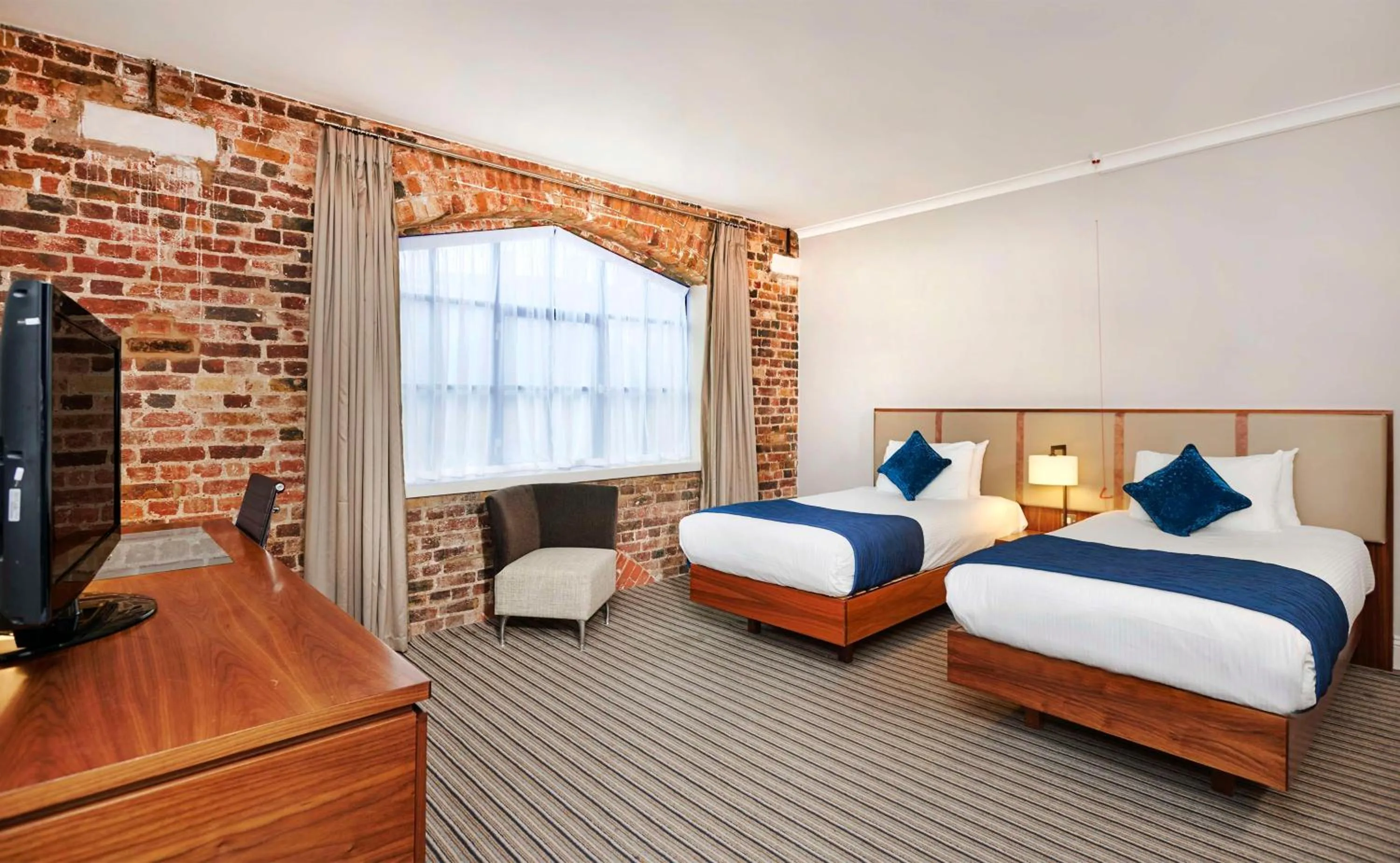 Bed in DoubleTree by Hilton London – Docklands Riverside