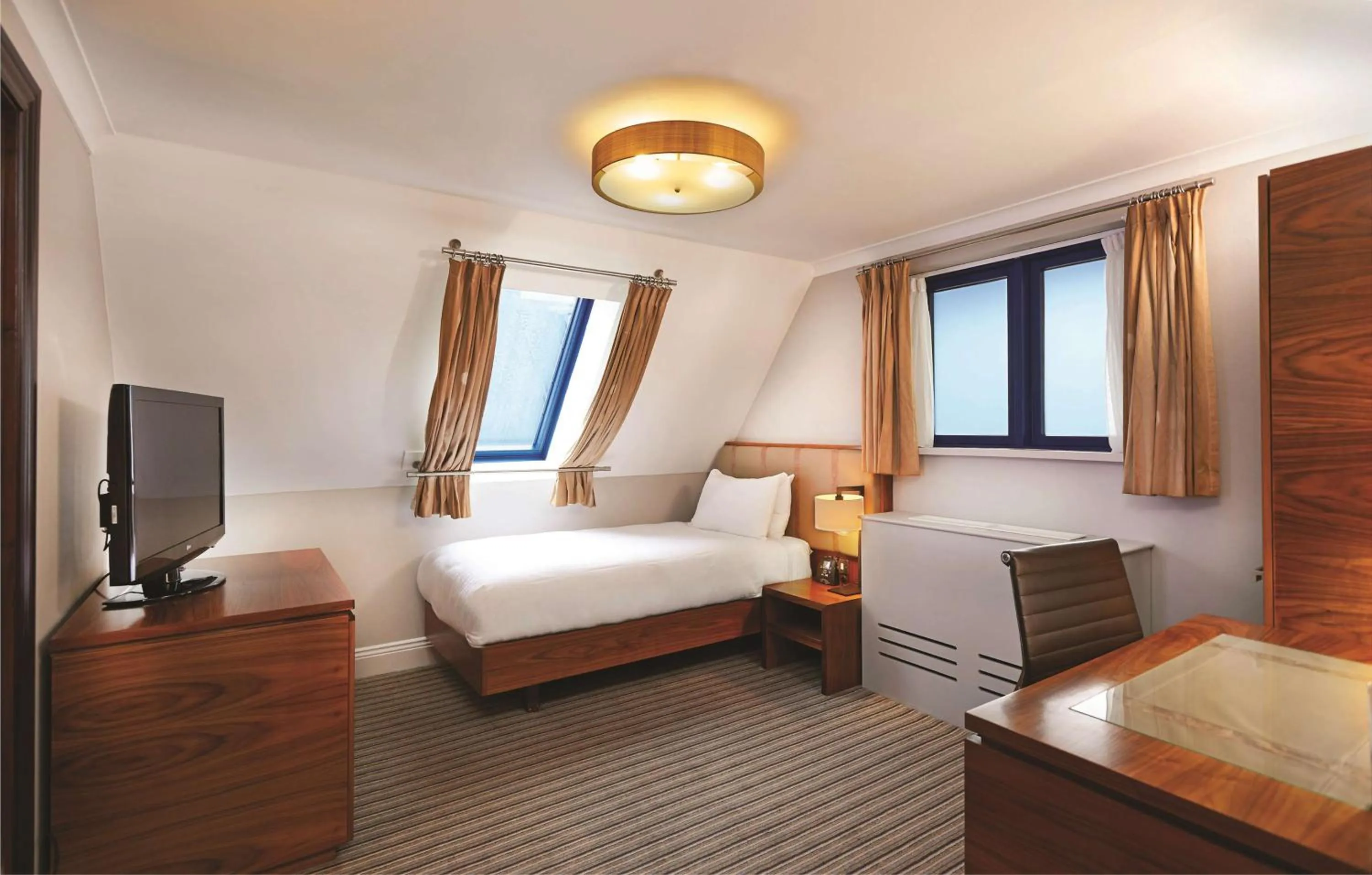 Bedroom, Bed in DoubleTree by Hilton London – Docklands Riverside