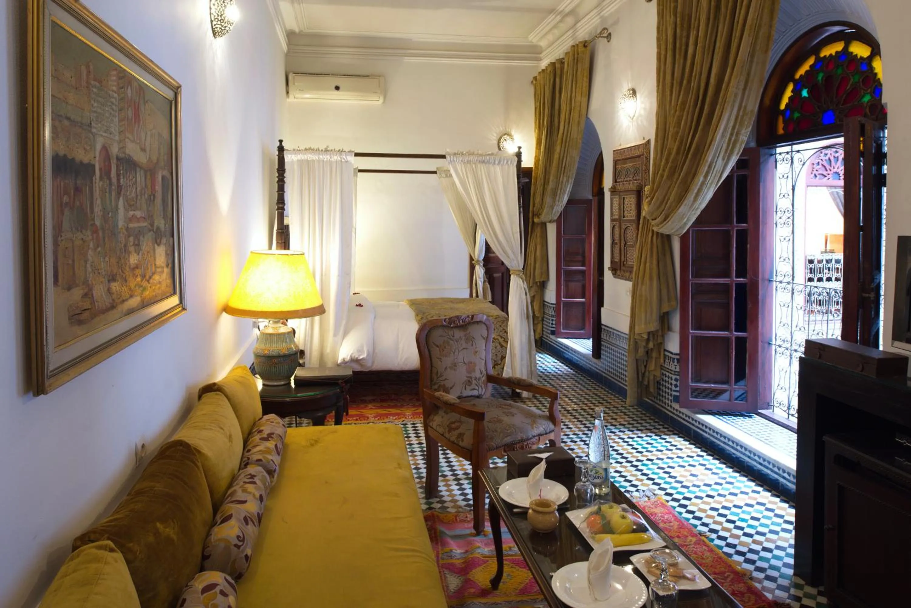 Photo of the whole room in La Maison Bleue Batha