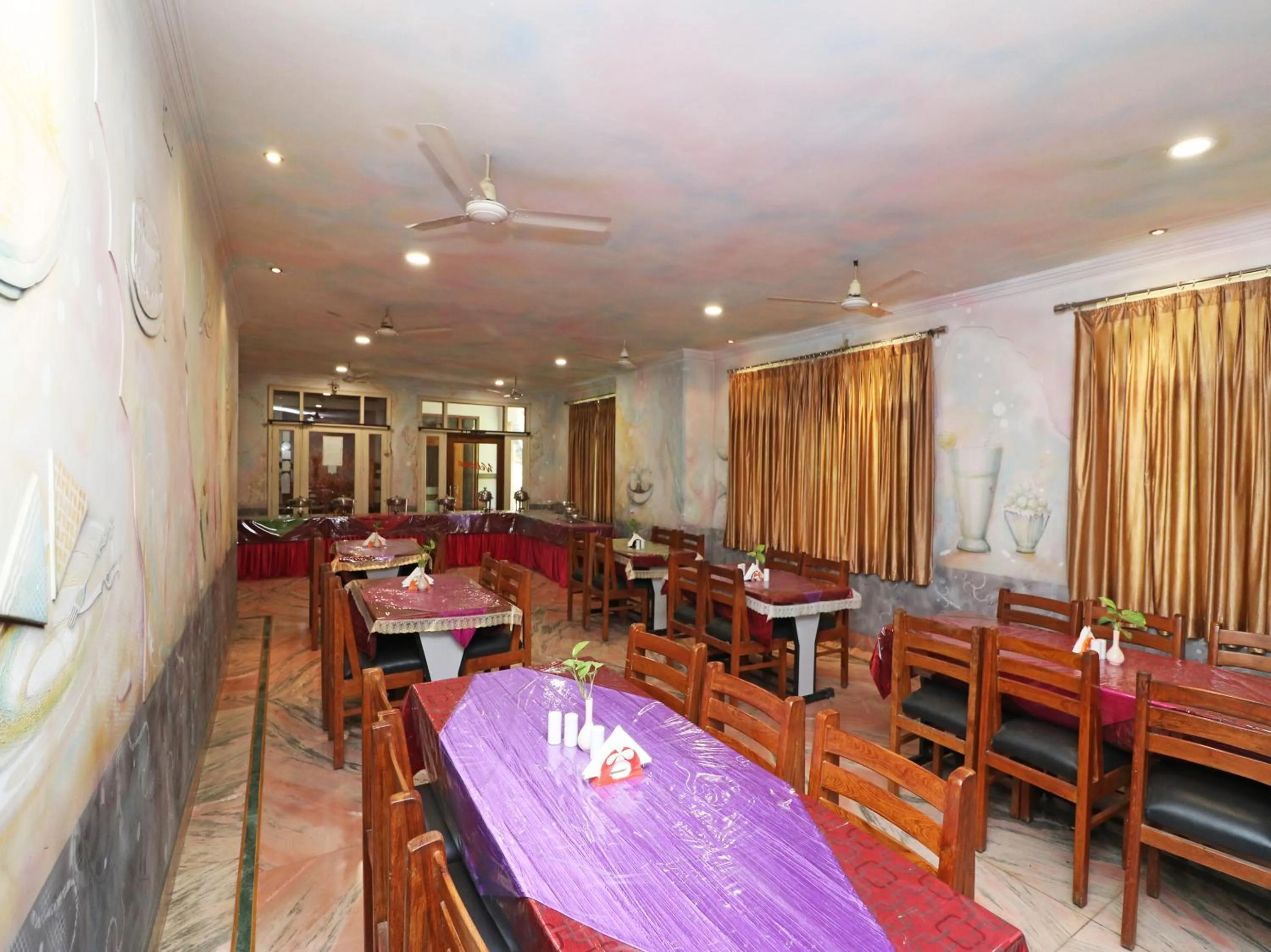 Restaurant/places to eat in Hotel Buddha