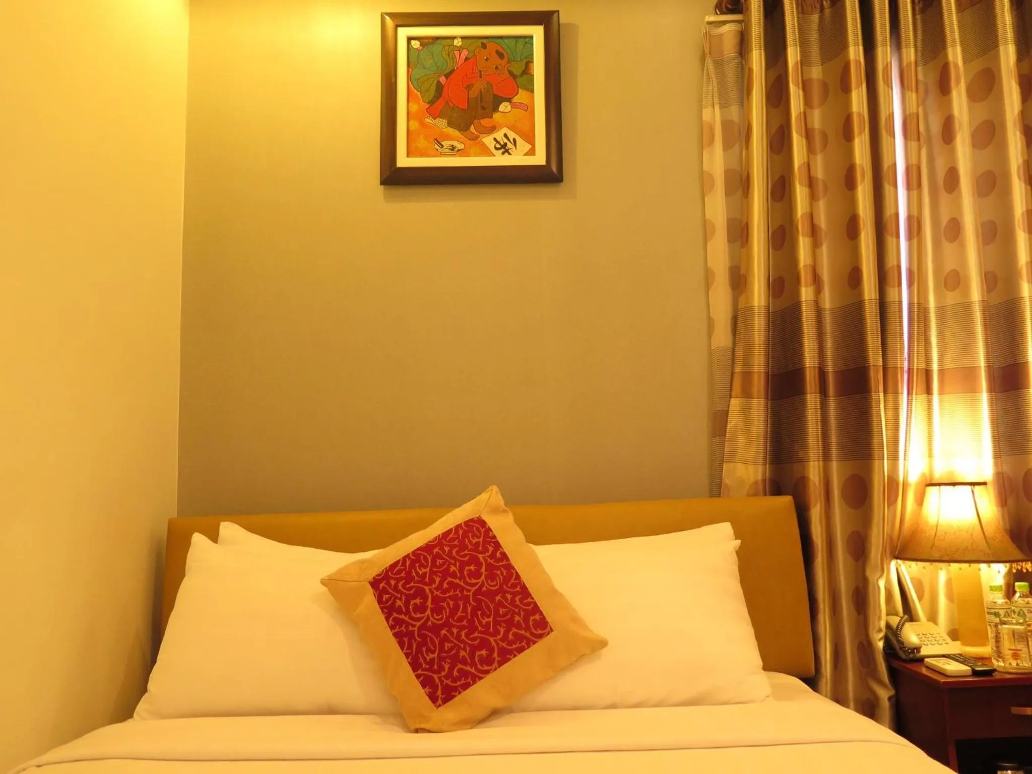 Bed in Sunflowers Hotel Airport