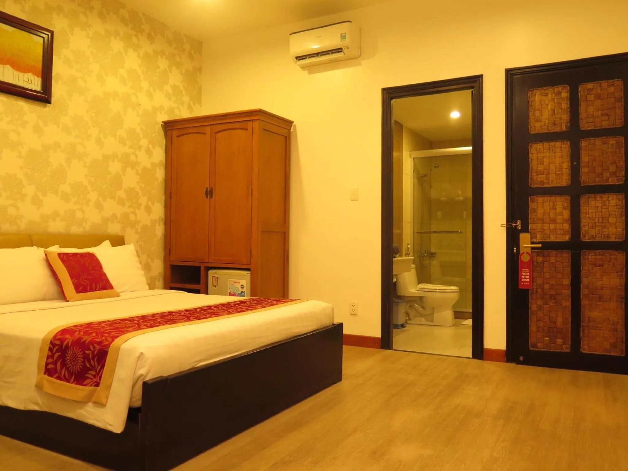 Photo of the whole room in Sunflowers Hotel Airport