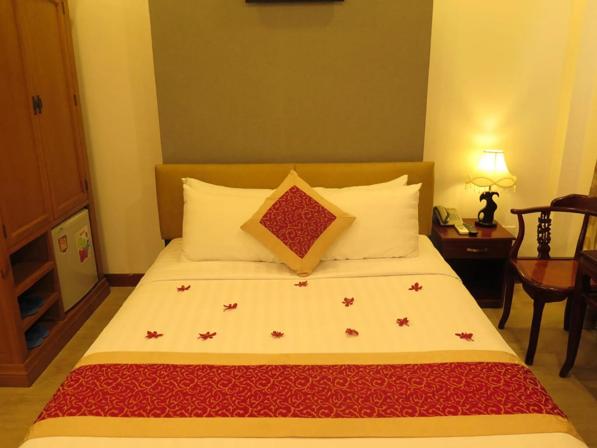 Bed in Sunflowers Hotel Airport