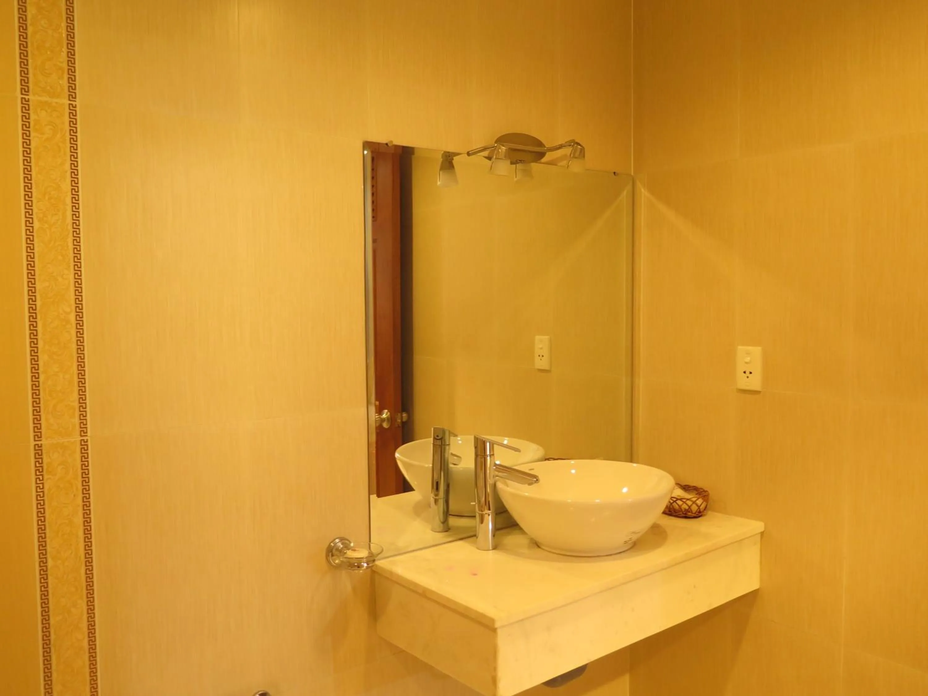 Shower in Sunflowers Hotel Airport