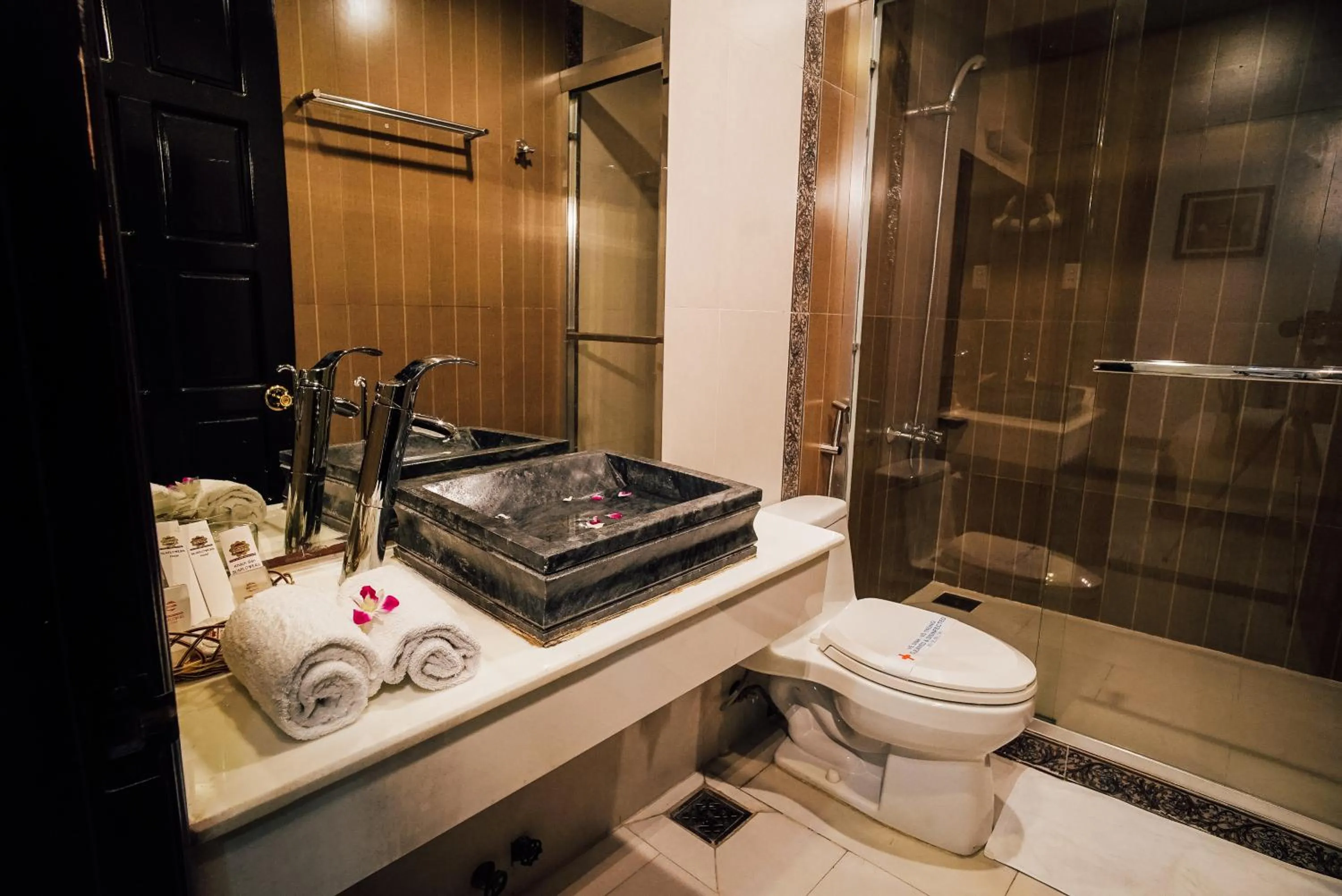 Shower in Sunflowers Hotel Airport