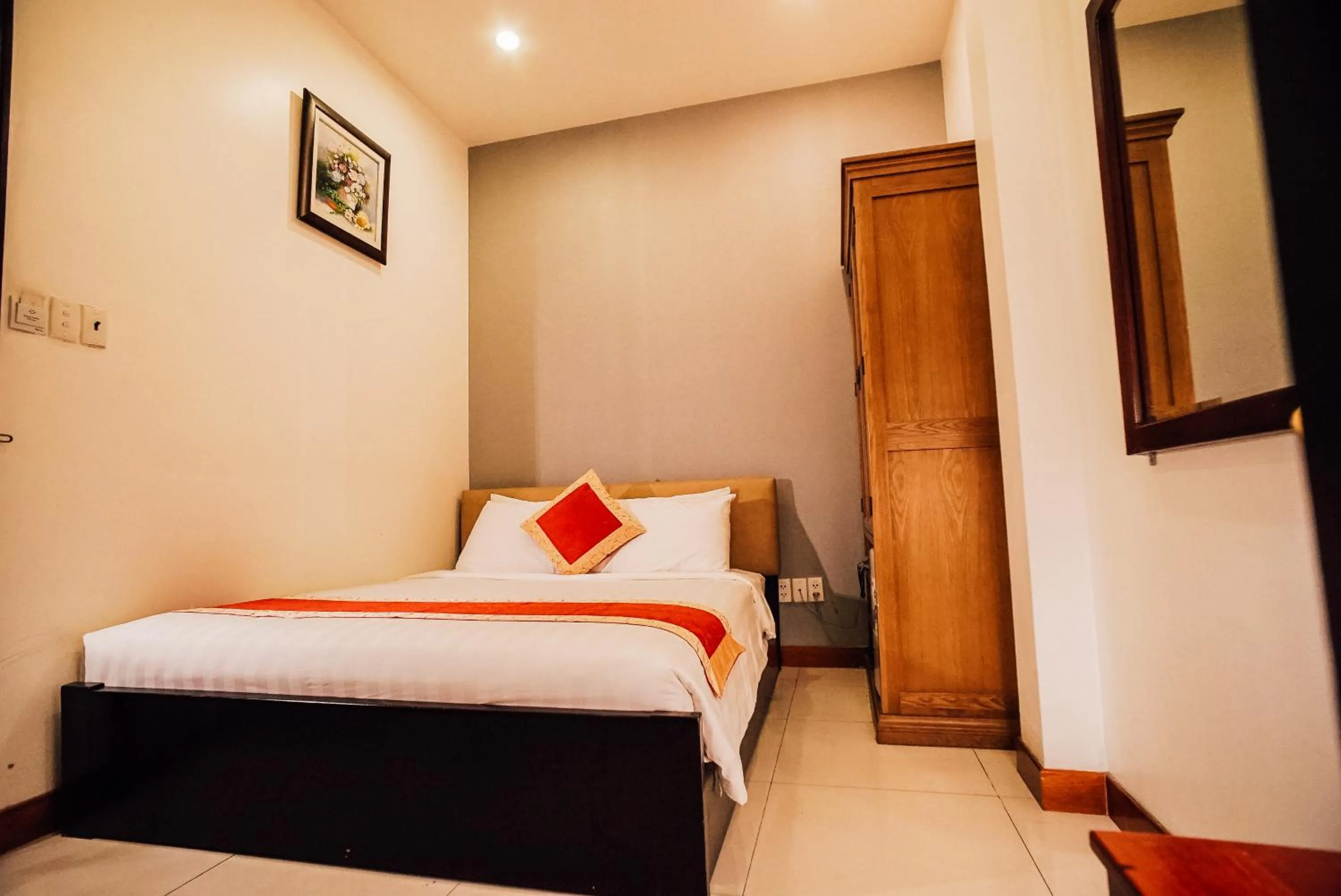 Bed in Sunflowers Hotel Airport