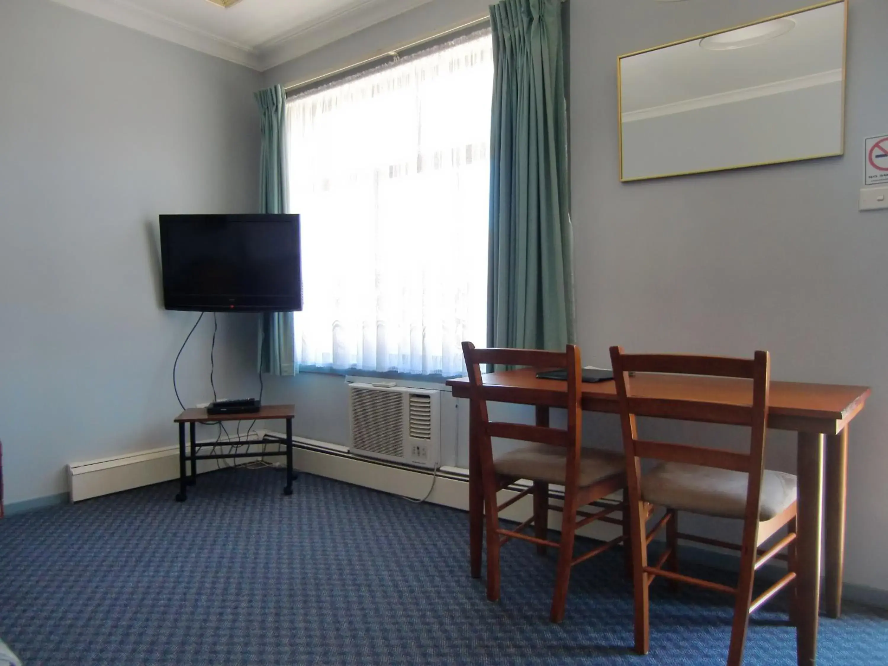 Family Room (2-4 Adults) in Castle Motel Bairnsdale Family Room (2-4 Adults) in Castle Motel Bairnsdale