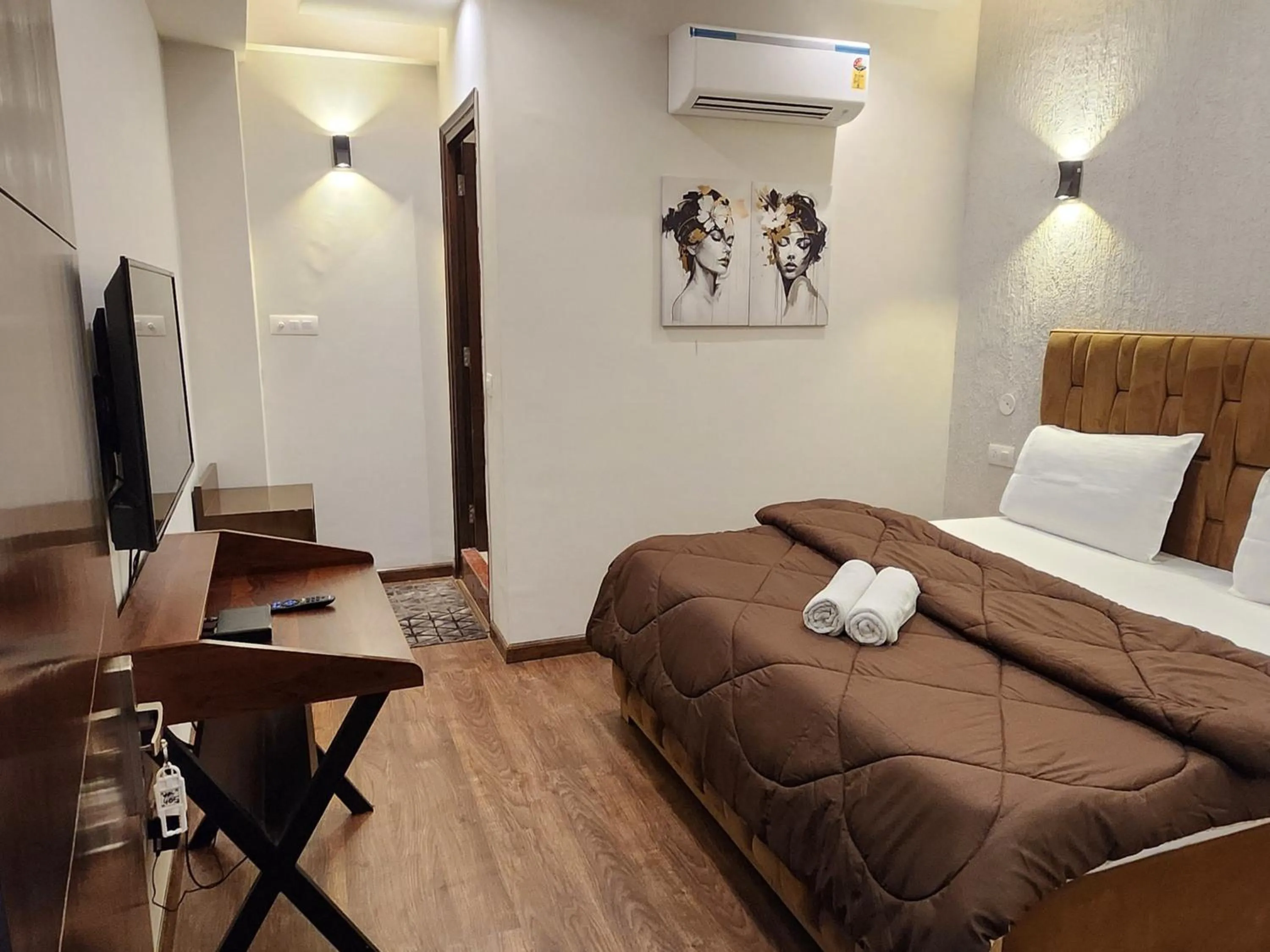Bedroom, Bed in Hotel City Premier - Near Galleria Market , Super Mart-1 DLF Gurgaon