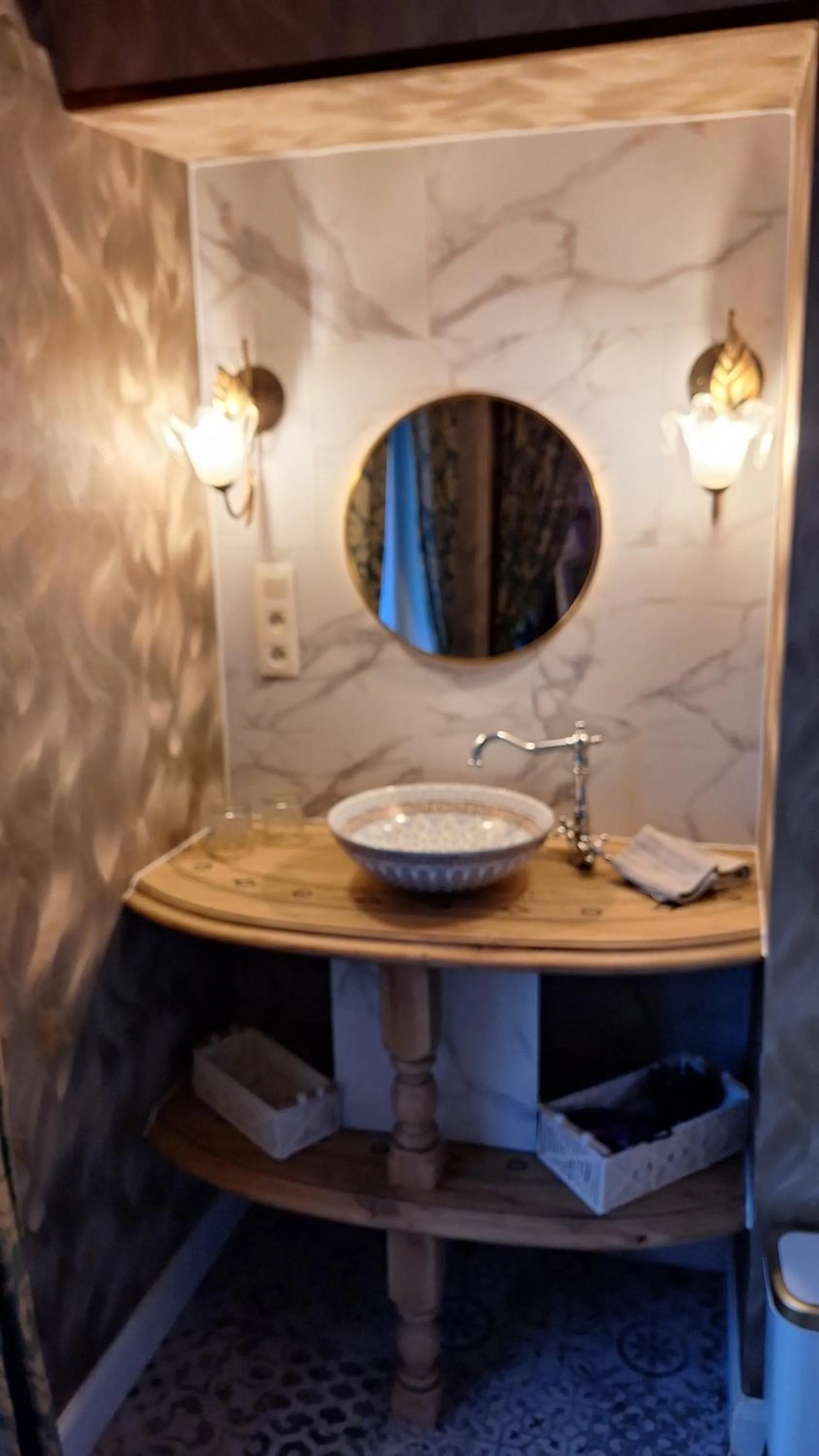 Bathroom in "Chez Ba'Nus"